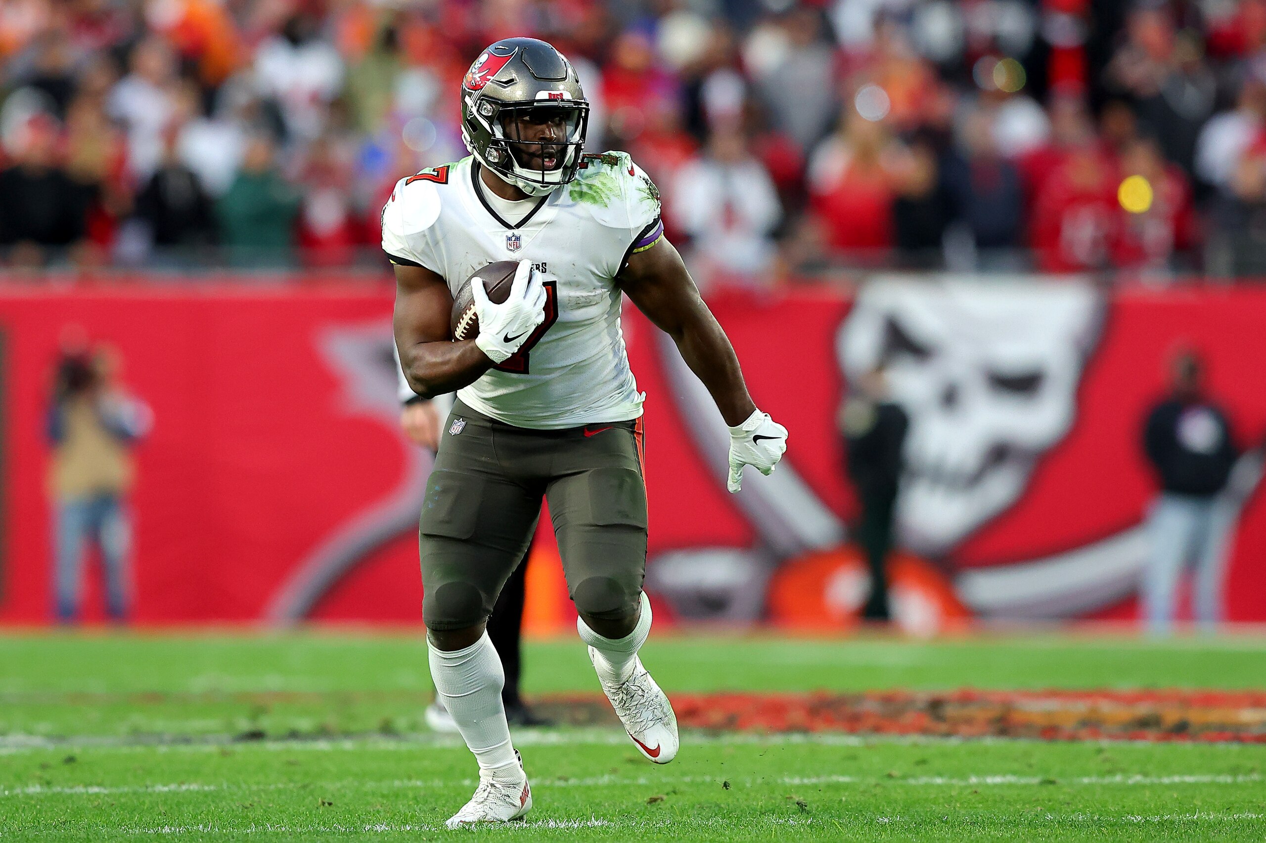 TAMPA, FLORIDA - JANUARY 23: Leonard Fournette #7 of the Tampa Bay Buccaneers rushes with the ball against the Los Angeles Rams during the second half in the NFC Divisional Playoff game at Raymond James Stadium on January 23, 2022 in Tampa, Florida. (Photo by Kevin C. Cox/Getty Images)