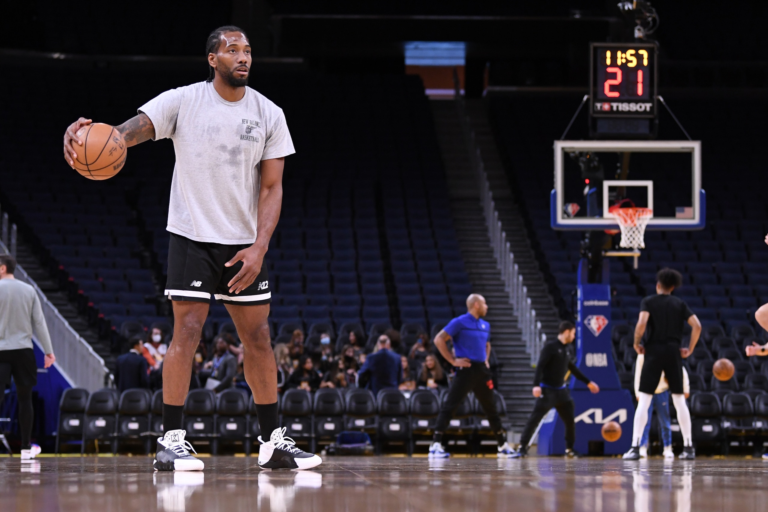 SAN FRANCISCO, CA - MARCH 8: Kawhi Leonard #2 of the LA Clippers warms up prior to the game against the Golden State Warriors on March 8, 2022 at Chase Center in San Francisco, California. NOTE TO USER: User expressly acknowledges and agrees that, by downloading and or using this photograph, user is consenting to the terms and conditions of Getty Images License Agreement. Mandatory Copyright Notice: Copyright 2022 NBAE (Photo by Noah Graham/NBAE via Getty Images) SAN FRANCISCO, CA - MARCH 8: Kawhi Leonard #2 of the LA Clippers warms up prior to the game against the Golden State Warriors on March 8, 2022 at Chase Center in San Francisco, California. NOTE TO USER: User expressly acknowledges and agrees that, by downloading and or using this photograph, user is consenting to the terms and conditions of Getty Images License Agreement. Mandatory Copyright Notice: Copyright 2022 NBAE (Photo by Noah Graham/NBAE via Getty Images)