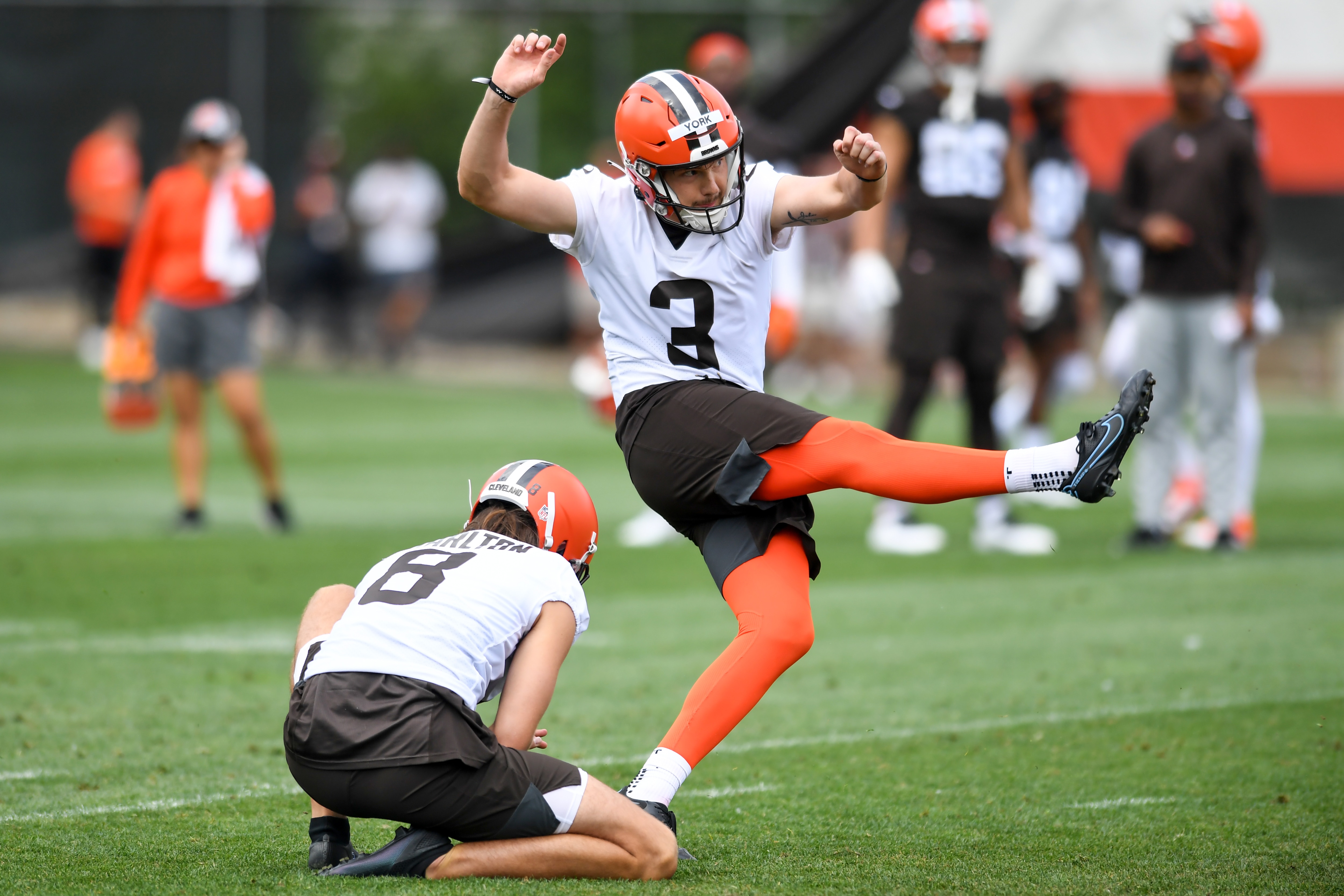 BEREA, OH - JUNE 08: Cade York #3 of the Cleveland Browns kicks a field goal during the Cleveland Browns offseason workout at CrossCountry Mortgage Campus on June 8, 2022 in Berea, Ohio. (Photo by Nick Cammett/Diamond Images via Getty Images)