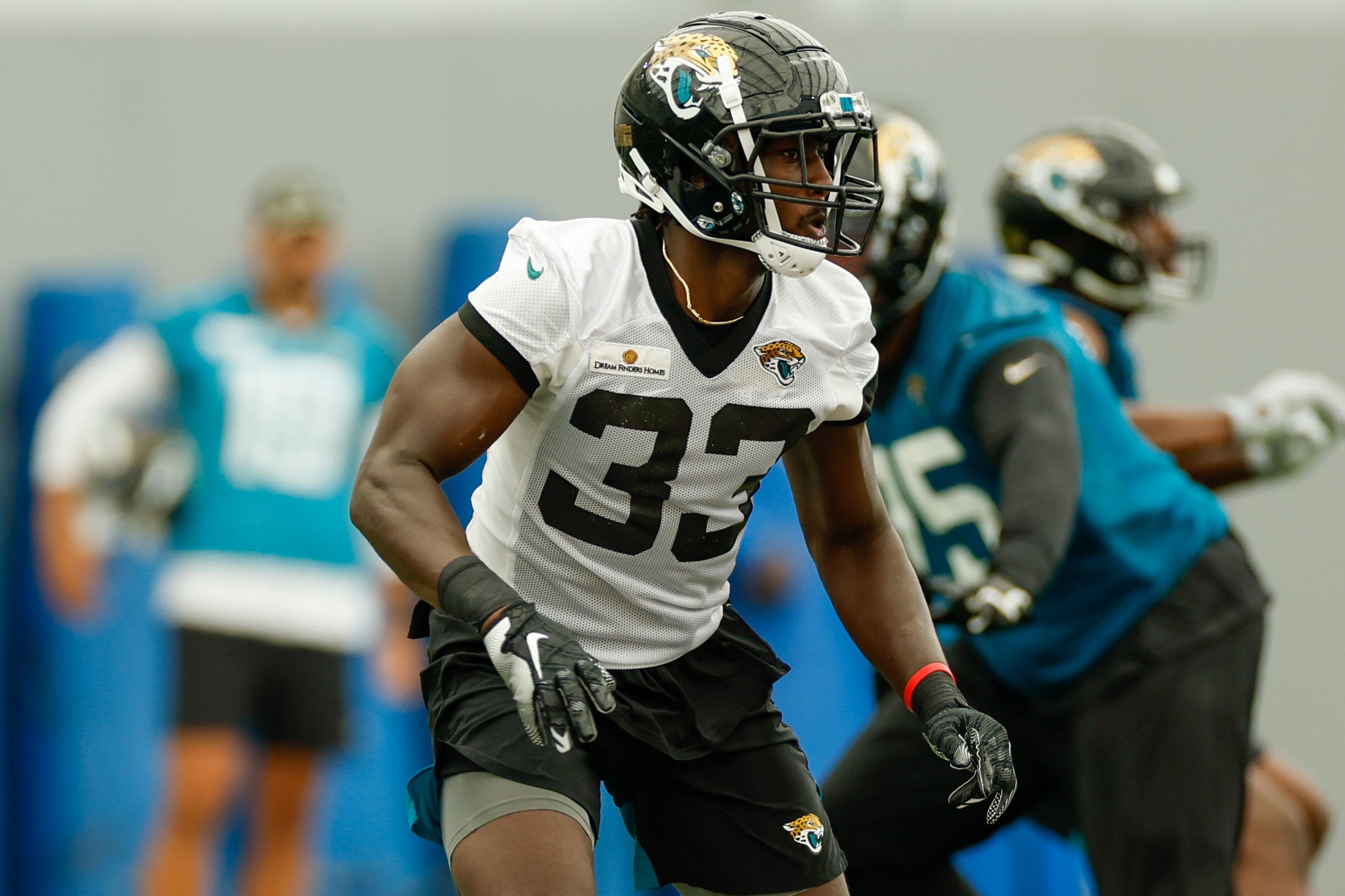 JACKSONVILLE, FL - MAY 31: Jacksonville Jaguars Linebacker Devin Lloyd (33) during Jacksonville Jaguars OTA Offseason Workouts on May 31, 2022 at TIAA Bank Field in Jacksonville, Fl. (Photo by David Rosenblum/Icon Sportswire via Getty Images)