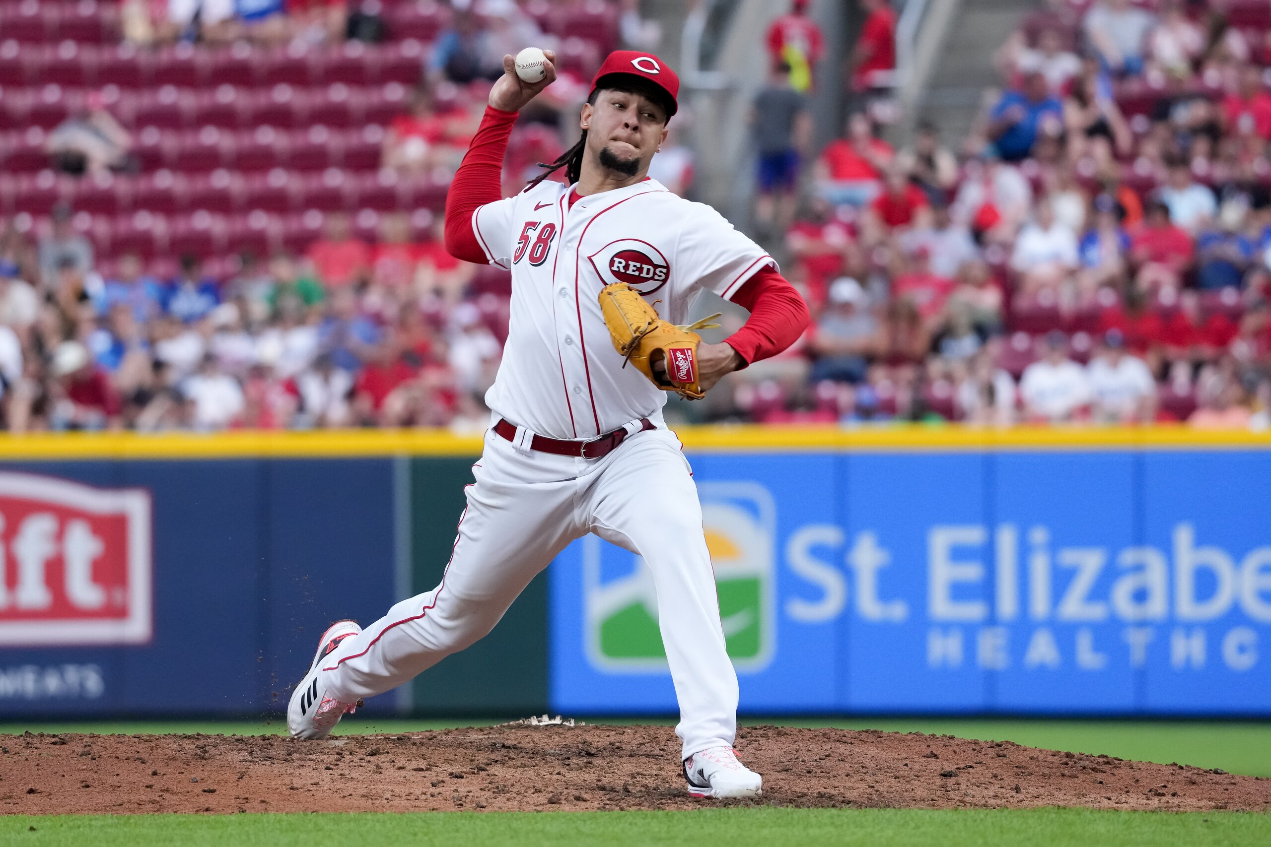 CINCINNATI, OHIO - JUNE 22: Luis Castillo #58 of the Cincinnati Reds pitches in the fifth inning against the Los Angeles Dodgers at Great American Ball Park on June 22, 2022 in Cincinnati, Ohio. (Photo by Dylan Buell/Getty Images)