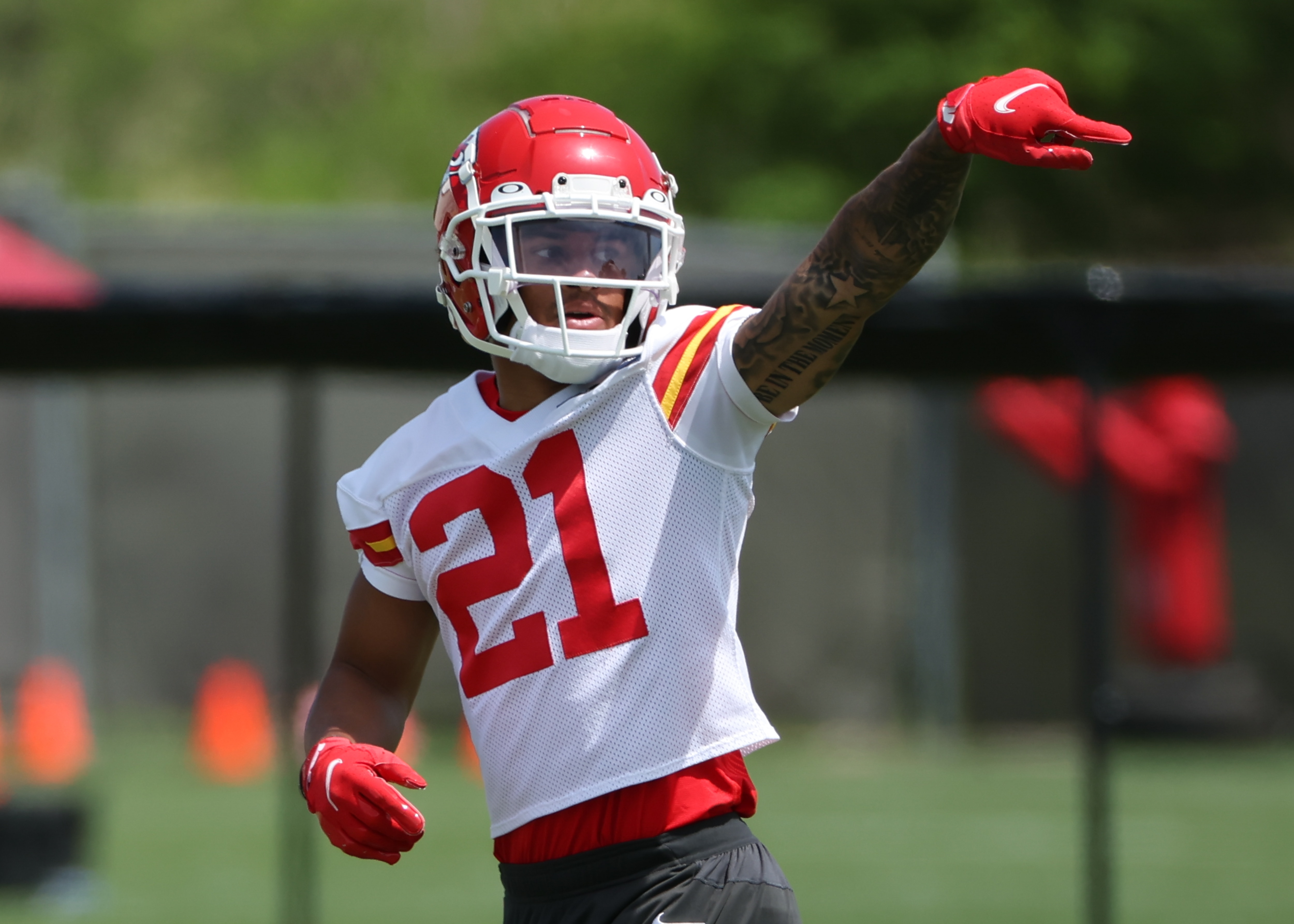 KANSAS CITY, MO - JUNE 02: Kansas City Chiefs cornerback Trent McDuffie (21) during OTA offseason workouts on June 02, 2022 at the Kansas City Chiefs Training Facility in Kansas City, MO. (Photo by Scott Winters/Icon Sportswire via Getty Images)