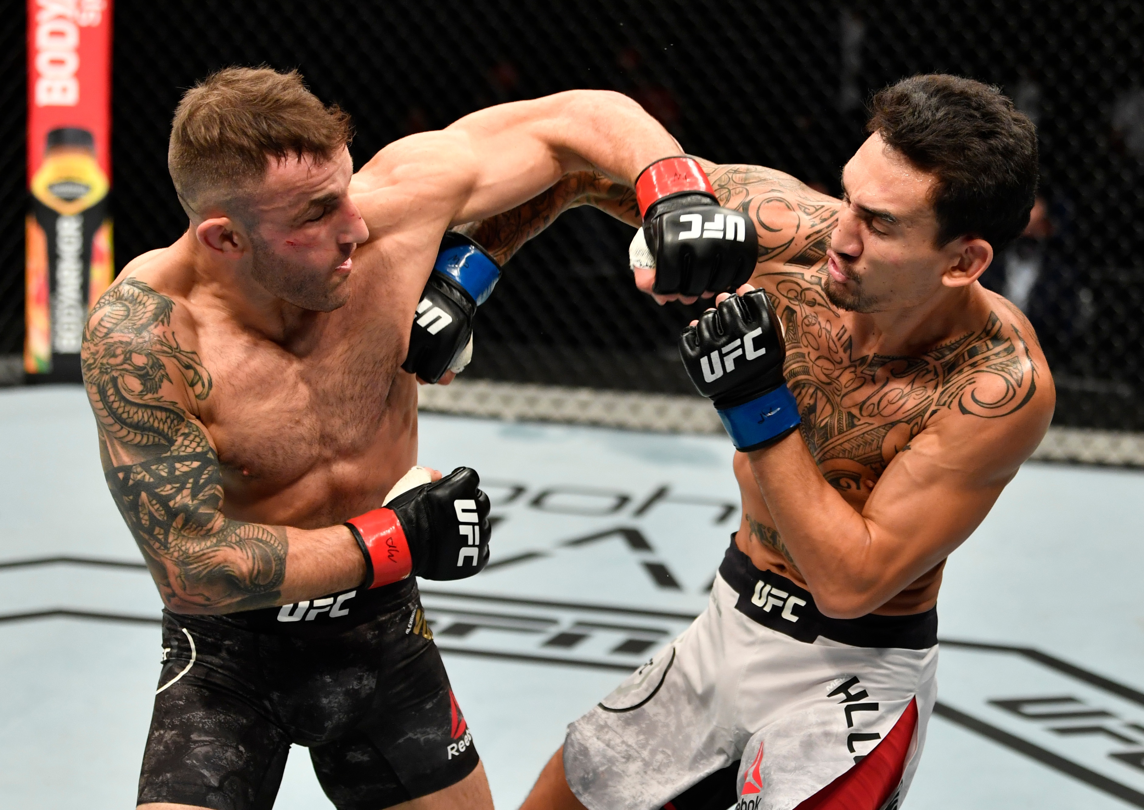 ABU DHABI, UNITED ARAB EMIRATES - JULY 12: (L-R) Alexander Volkanovski of Australia punches Max Holloway in their UFC featherweight championship fight during the UFC 251 event at Flash Forum on UFC Fight Island on July 12, 2020 on Yas Island, Abu Dhabi, United Arab Emirates. (Photo by Jeff Bottari/Zuffa LLC)