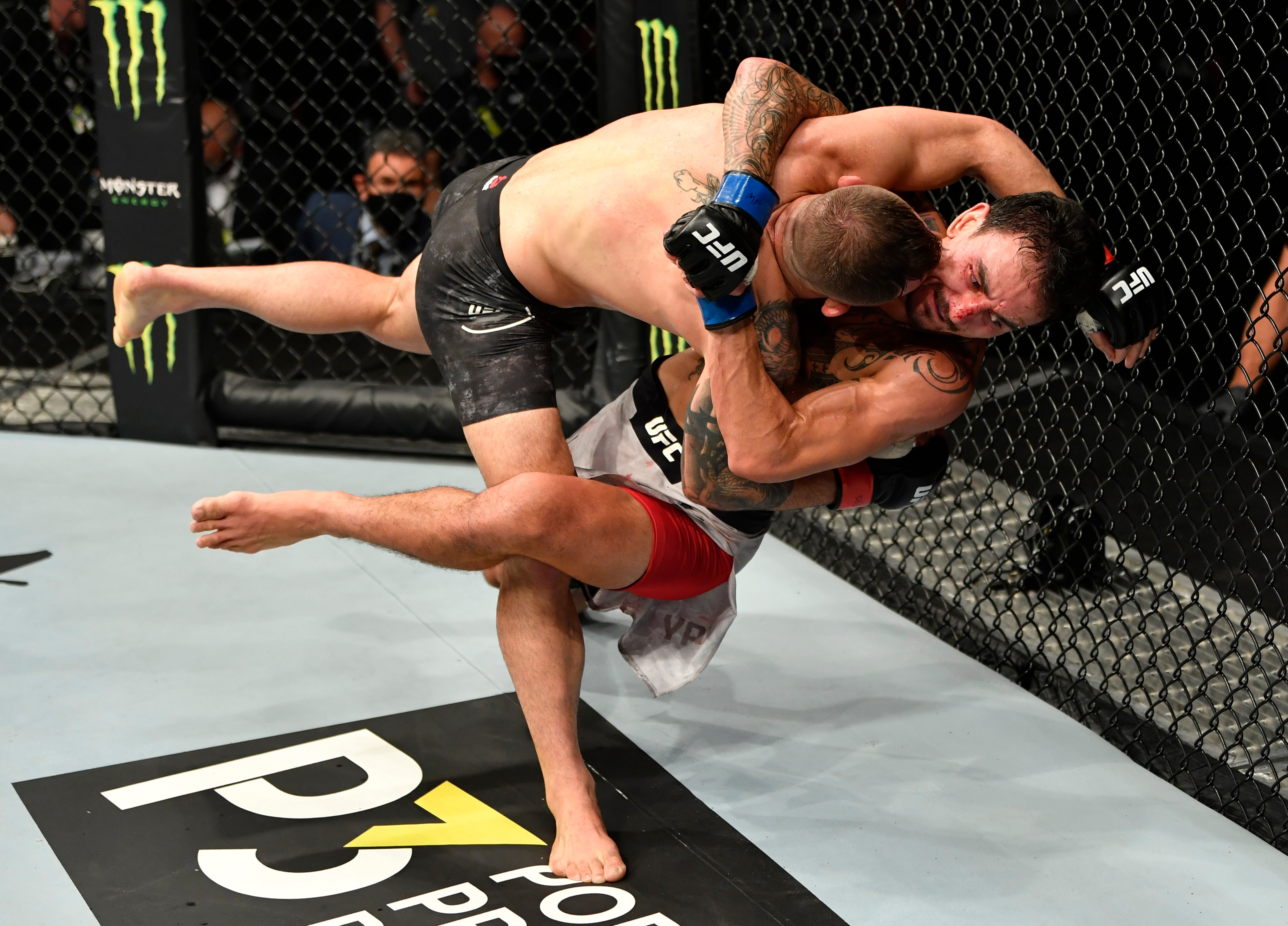 ABU DHABI, UNITED ARAB EMIRATES - JULY 12: (L-R) Alexander Volkanovski of Australia takes down Max Holloway in their UFC featherweight championship fight during the UFC 251 event at Flash Forum on UFC Fight Island on July 12, 2020 on Yas Island, Abu Dhabi, United Arab Emirates. (Photo by Jeff Bottari/Zuffa LLC)