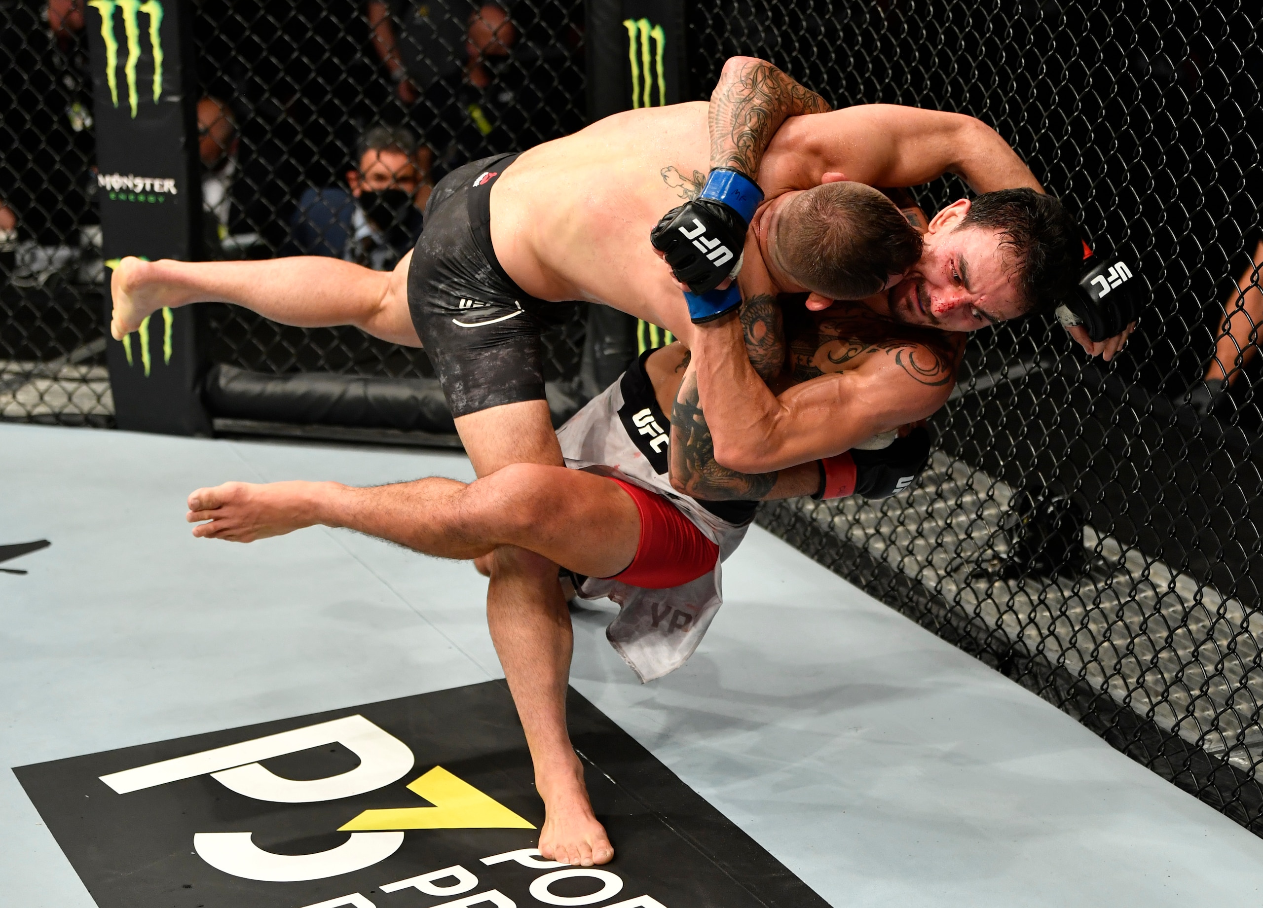 ABU DHABI, UNITED ARAB EMIRATES - JULY 12: (L-R) Alexander Volkanovski of Australia takes down Max Holloway in their UFC featherweight championship fight during the UFC 251 event at Flash Forum on UFC Fight Island on July 12, 2020 on Yas Island, Abu Dhabi, United Arab Emirates. (Photo by Jeff Bottari/Zuffa LLC)