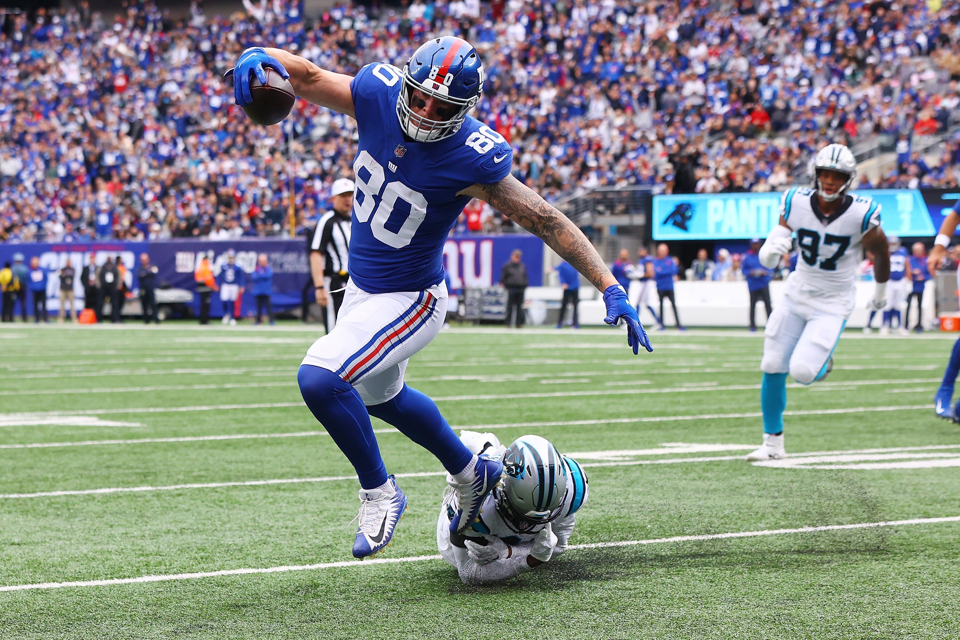 EAST RUTHERFORD, NEW JERSEY - OCTOBER 24: (NEW YORK DAILIES OUT) Kyle Rudolph #80 of the New York Giants in action against A.J. Bouye #24 of the Carolina Panthers at MetLife Stadium on October 24, 2021 in East Rutherford, New Jersey. New York Giants defeated the Carolina Panthers 25-3. (Photo by Mike Stobe/Getty Images)