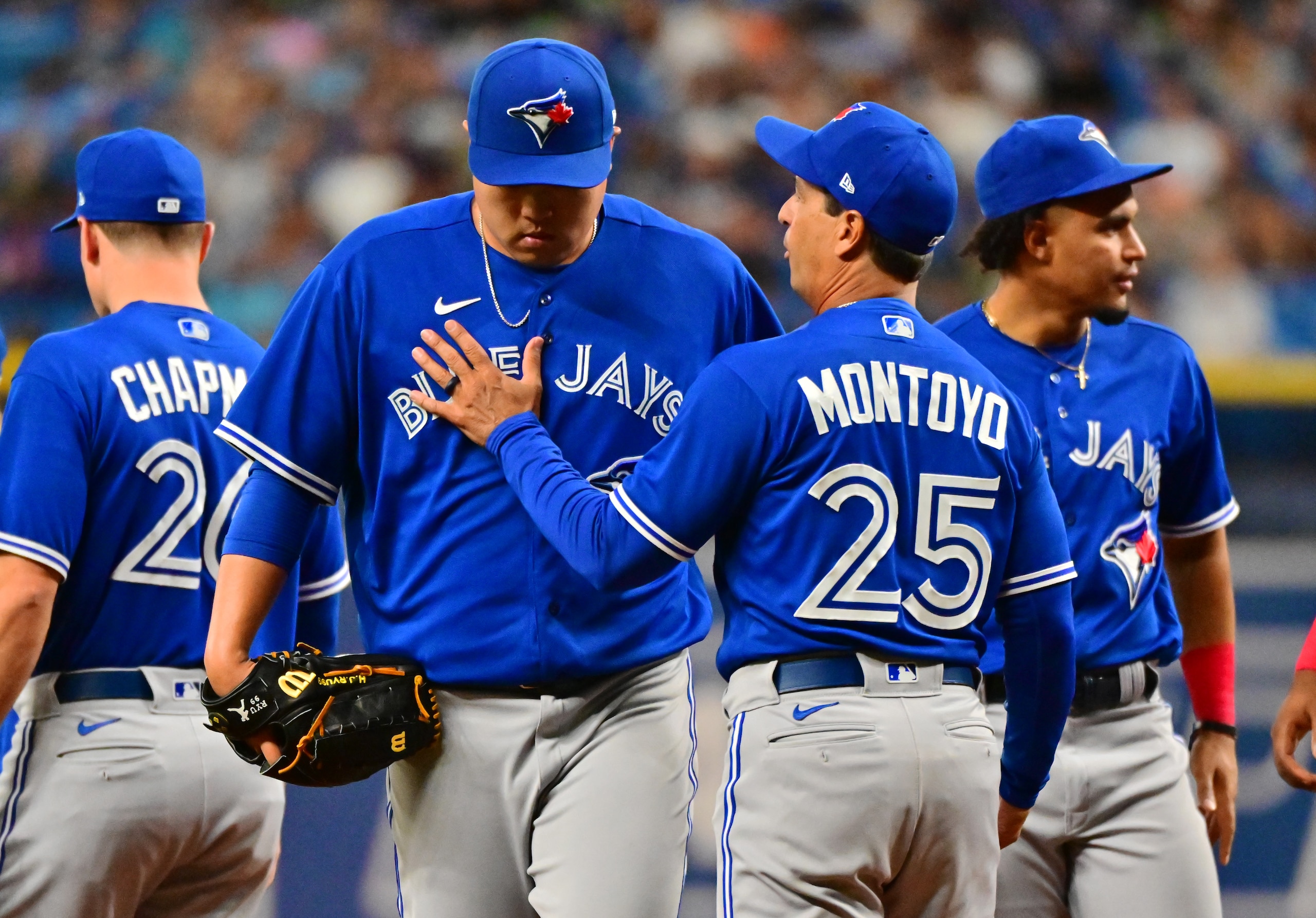 ST PETERSBURG, FLORIDA - MAY 14: Manager Charlie Montoyo #25 of the Toronto Blue Jays relieves Hyun Jin Ryu #99 in the fifth inning against the Tampa Bay Rays at Tropicana Field on May 14, 2022 in St Petersburg, Florida. (Photo by Julio Aguilar/Getty Images)