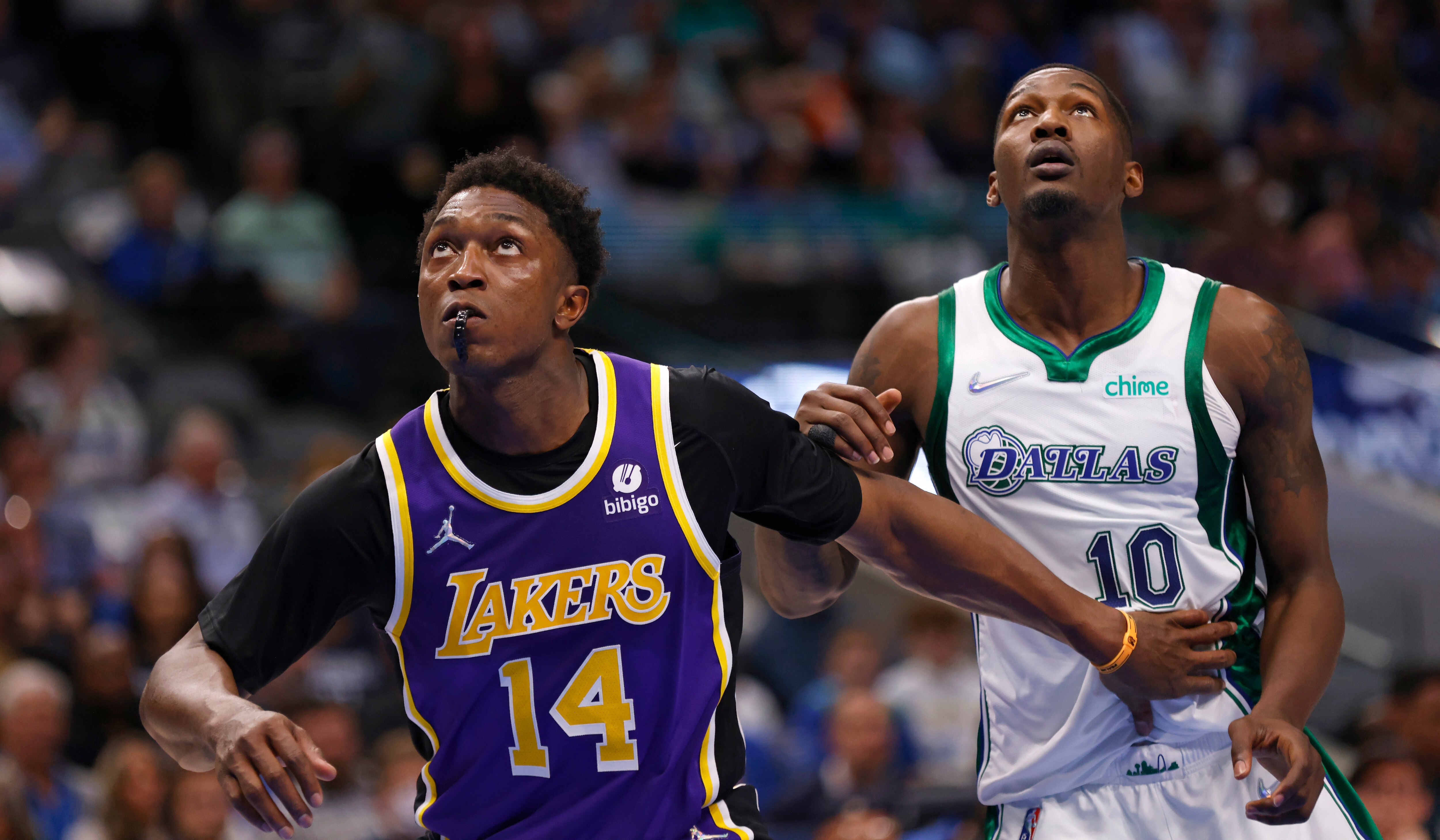 DALLAS, TX - MARCH 29: Stanley Johnson #14 of the Los Angeles Lakers and Dorian Finney-Smith #10 of the Dallas Mavericks fight for position in the first half at American Airlines Center on March 29, 2022 in Dallas, Texas. NOTE TO USER: User expressly acknowledges and agrees that, by downloading and or using this photograph, User is consenting to the terms and conditions of the Getty Images License Agreement. (Photo by Ron Jenkins/Getty Images)