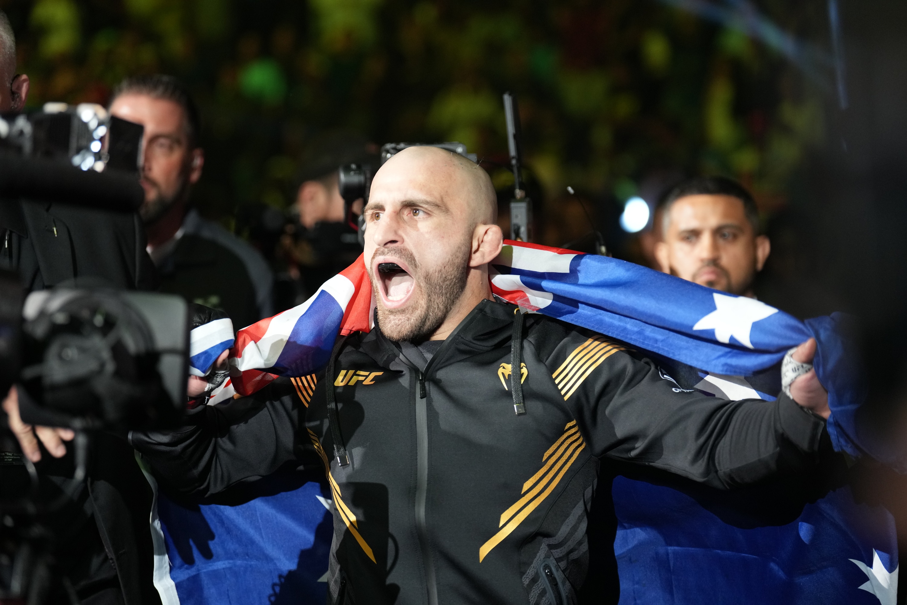 JACKSONVILLE, FL - APRIL 9: Alexander Volkanovski prepares to fight Chan Sung Jung in their Featherweight fight during the UFC 273 event on April 9, 2022, at Vystar Memorial Arena in Jacksonville, Florida. (Photo by Louis Grasse/PxImages/Icon Sportswire via Getty Images)