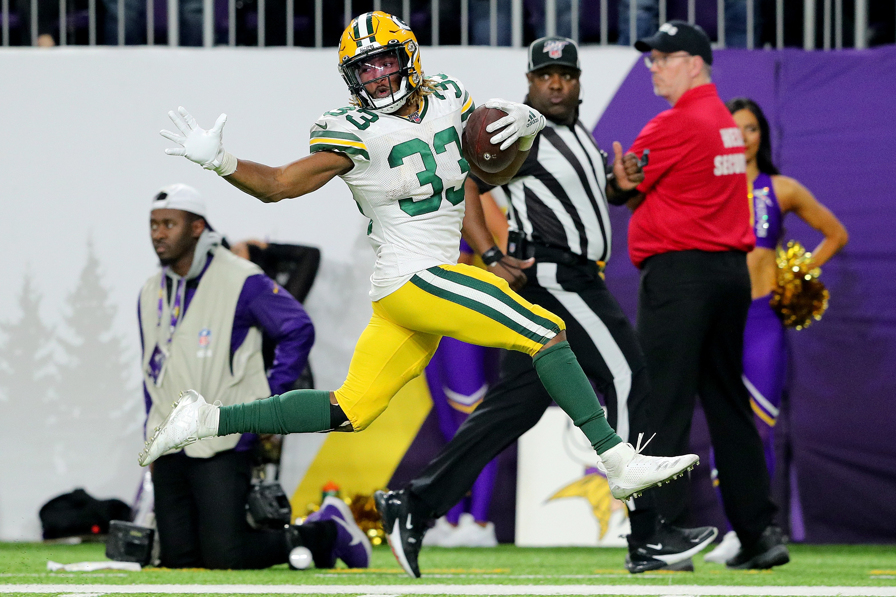 MINNEAPOLIS, MINNESOTA - DECEMBER 23: Running back Aaron Jones #33 of the Green Bay Packers rushes for a touchdown in the fourth quarter of the game against the Minnesota Vikings at U.S. Bank Stadium on December 23, 2019 in Minneapolis, Minnesota. (Photo by Adam Bettcher/Getty Images)