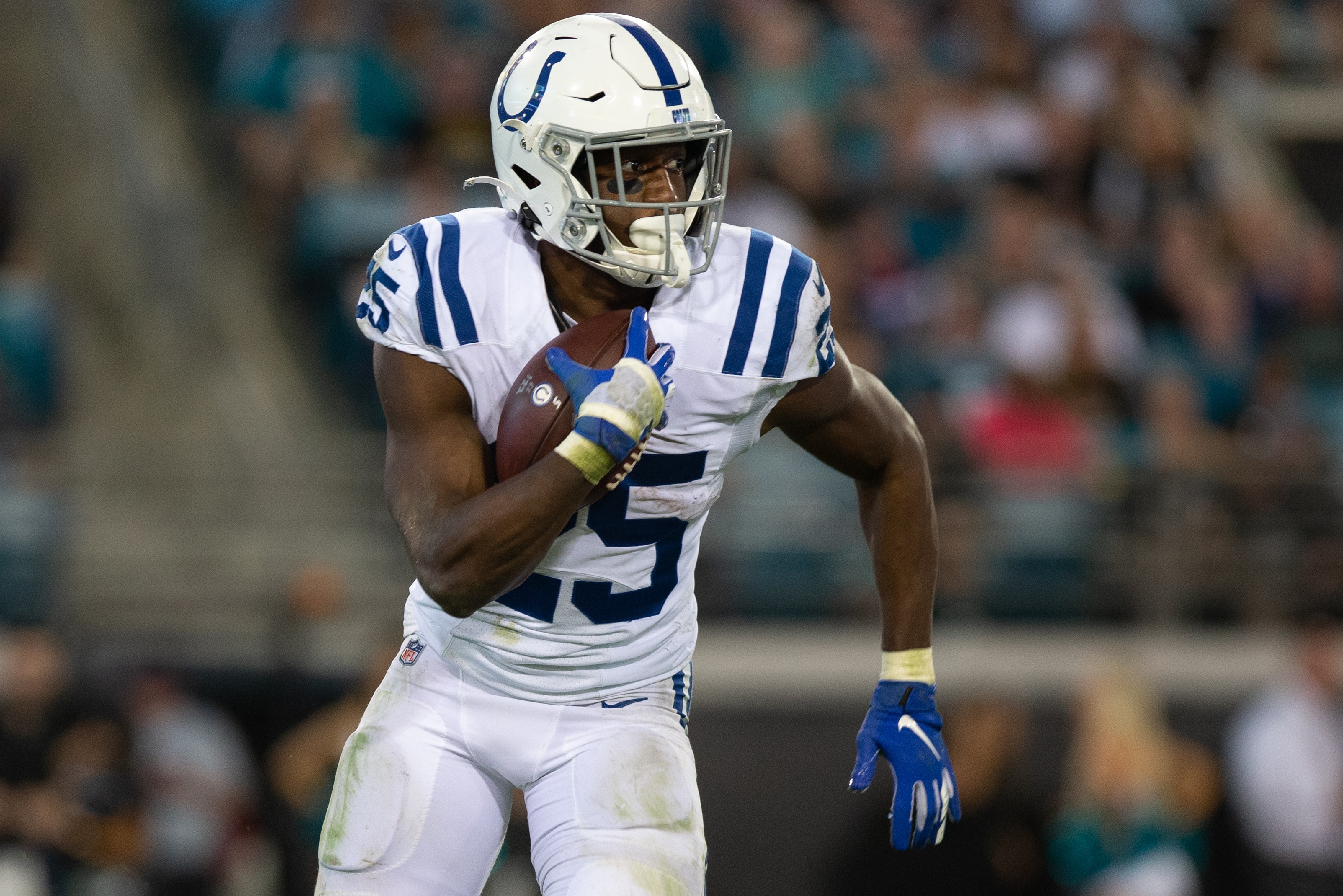 JACKSONVILLE, FL - DECEMBER 29: Indianapolis Colts Running Back Marlon Mack (25) runs with the ball during the game between the Indianapolis Colts and the Jacksonville Jaguars on December 29, 2019 at TIAA Bank Field in Jacksonville, Fl. (Photo by David Rosenblum/Icon Sportswire via Getty Images)