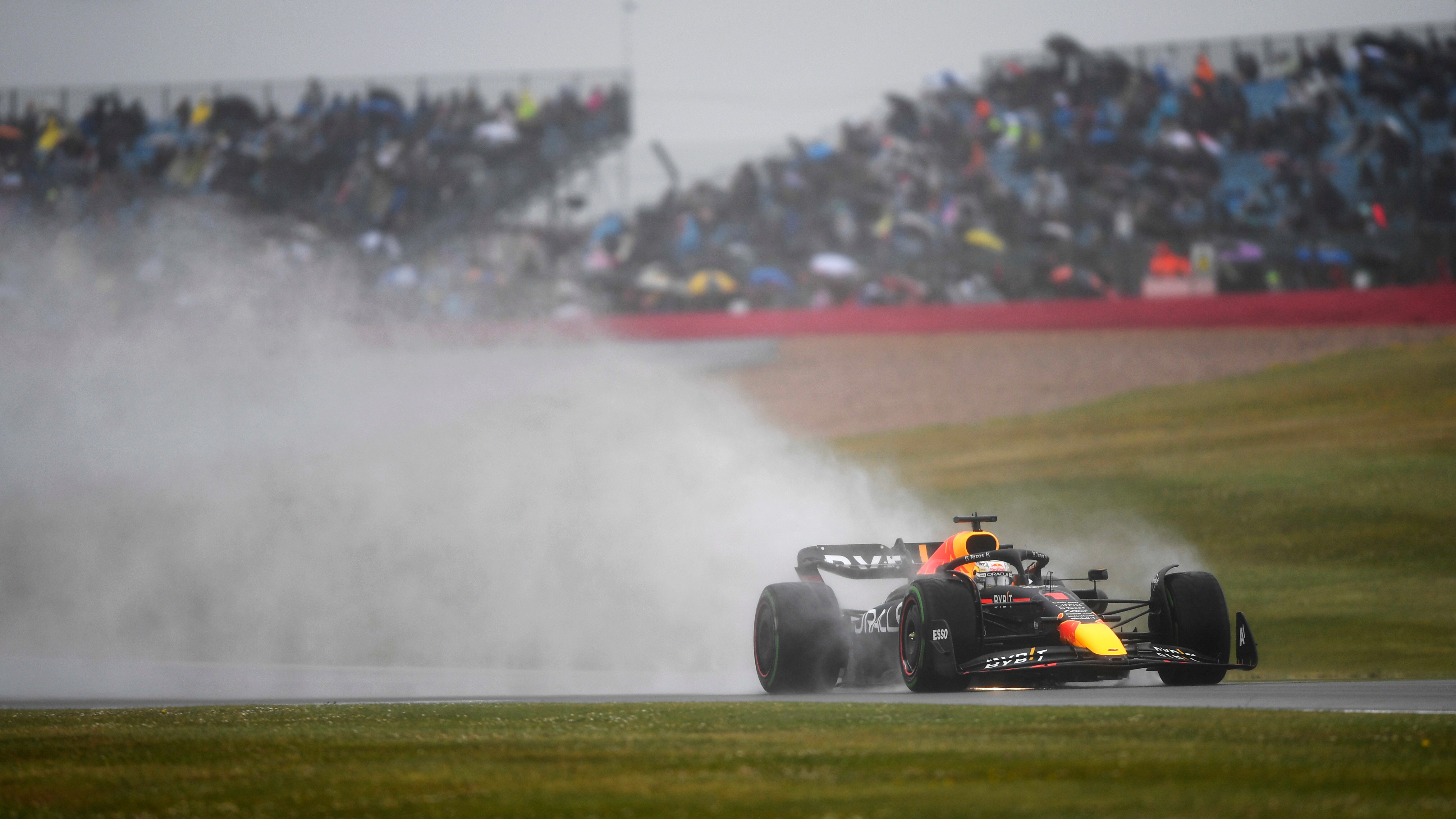NORTHAMPTON, ENGLAND - JULY 02: Max Verstappen of the Netherlands driving the (1) Oracle Red Bull Racing RB18 during qualifying ahead of the F1 Grand Prix of Great Britain at Silverstone on July 02, 2022 in Northampton, England. (Photo by Rudy Carezzevoli - Formula 1/Formula 1 via Getty Images)