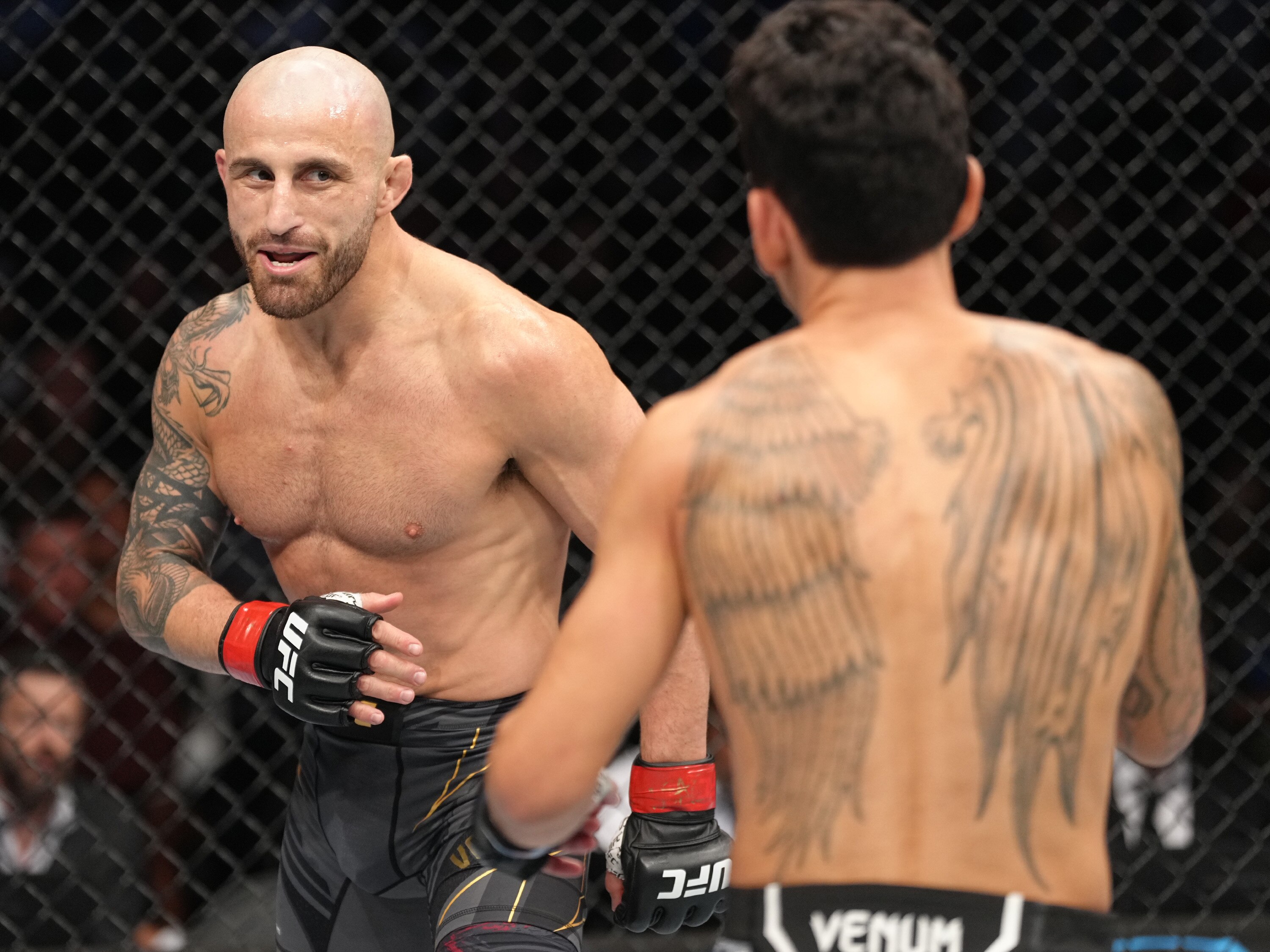 LAS VEGAS, NEVADA - JULY 02: Alexander Volkanovski of Australia faces Max Holloway in the UFC featherweight championship fight during the UFC 276 event at T-Mobile Arena on July 02, 2022 in Las Vegas, Nevada. (Photo by Jeff Bottari/Zuffa LLC)