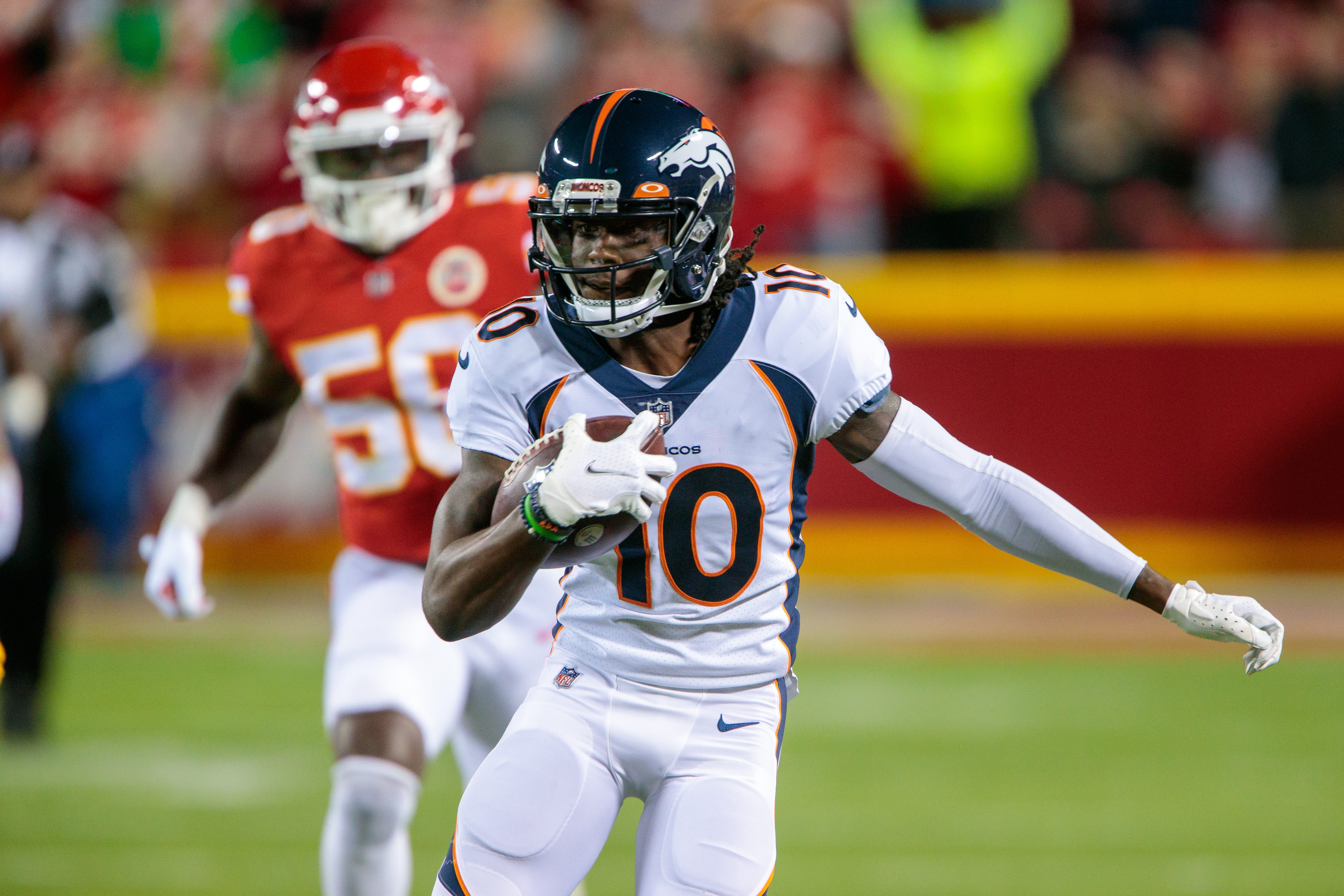 KANSAS CITY, MO - DECEMBER 05: Denver Broncos wide receiver Jerry Jeudy (10) runs the ball against the Kansas City Chiefs on December 5th, 2021 at Arrowhead Stadium in Kansas City, Missouri. (Photo by William Purnell/Icon Sportswire via Getty Images)