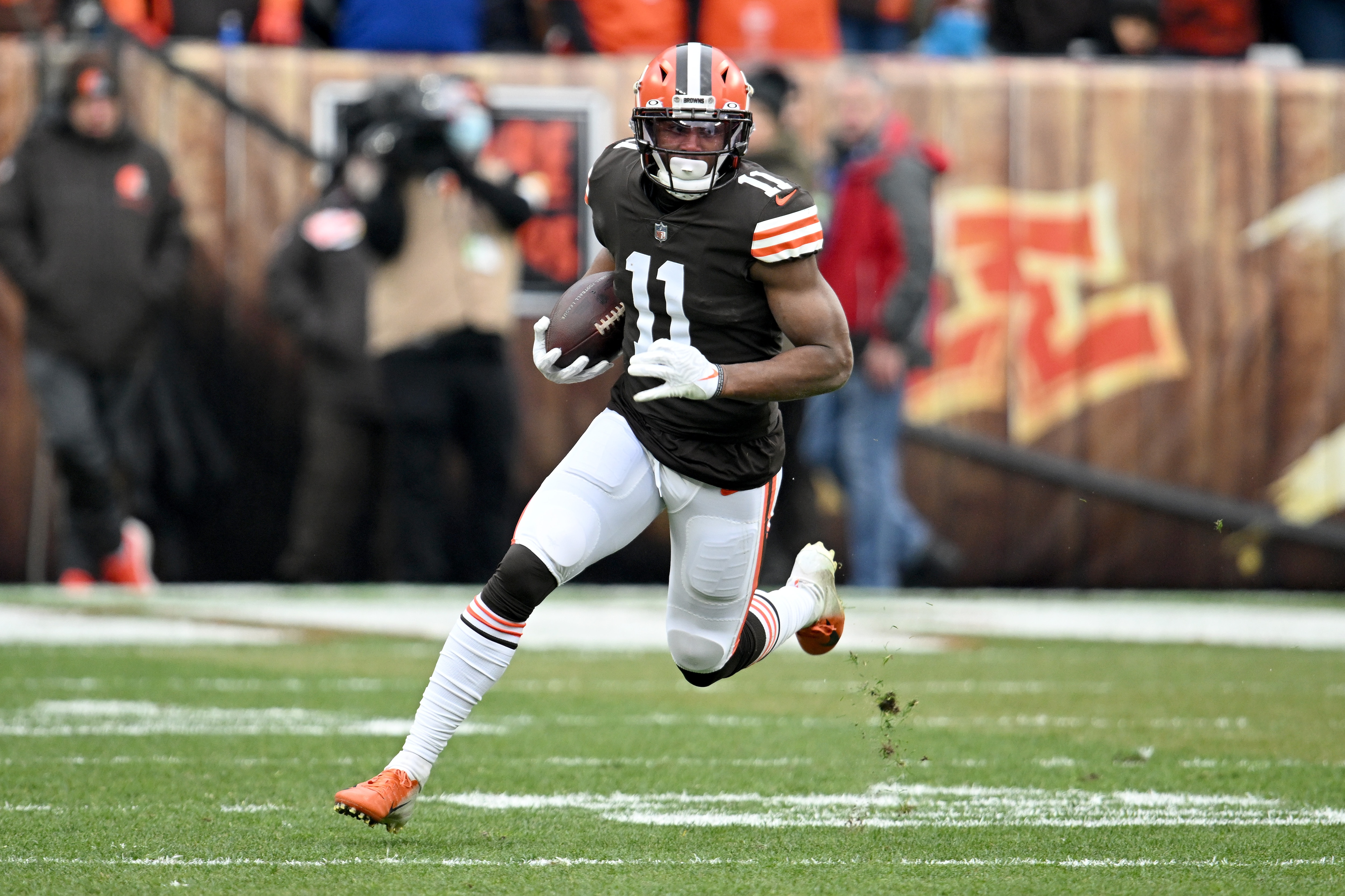 CLEVELAND, OHIO - JANUARY 09: Wide receiver Donovan Peoples-Jones #11 of the Cleveland Browns runs the ball during the first half against the Cincinnati Bengals at FirstEnergy Stadium on January 09, 2022 in Cleveland, Ohio. The Browns defeated the Bengals 21-16. (Photo by Jason Miller/Getty Images)