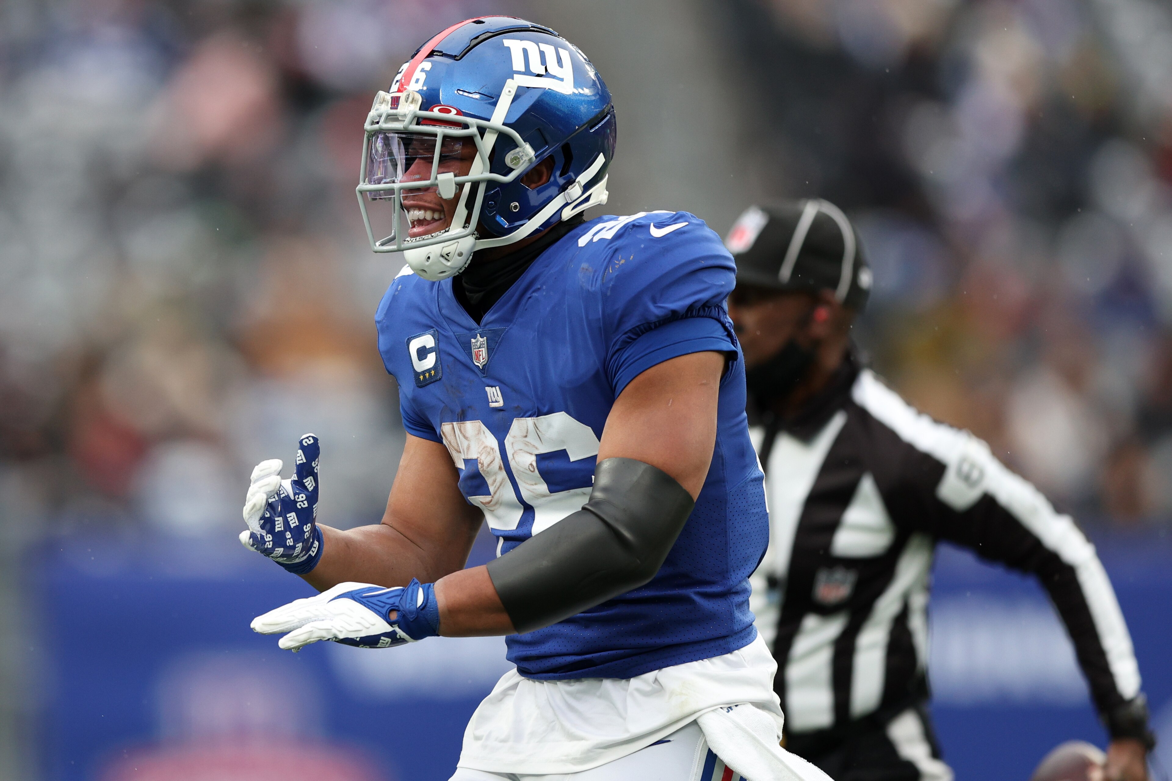 EAST RUTHERFORD, NEW JERSEY - JANUARY 09: Saquon Barkley #26 of the New York Giants reacts in the third quarter of the game against the Washington Football Team at MetLife Stadium on January 09, 2022 in East Rutherford, New Jersey. (Photo by Elsa/Getty Images) EAST RUTHERFORD, NEW JERSEY - JANUARY 09: Saquon Barkley #26 of the New York Giants reacts in the third quarter of the game against the Washington Football Team at MetLife Stadium on January 09, 2022 in East Rutherford, New Jersey. (Photo by Elsa/Getty Images)