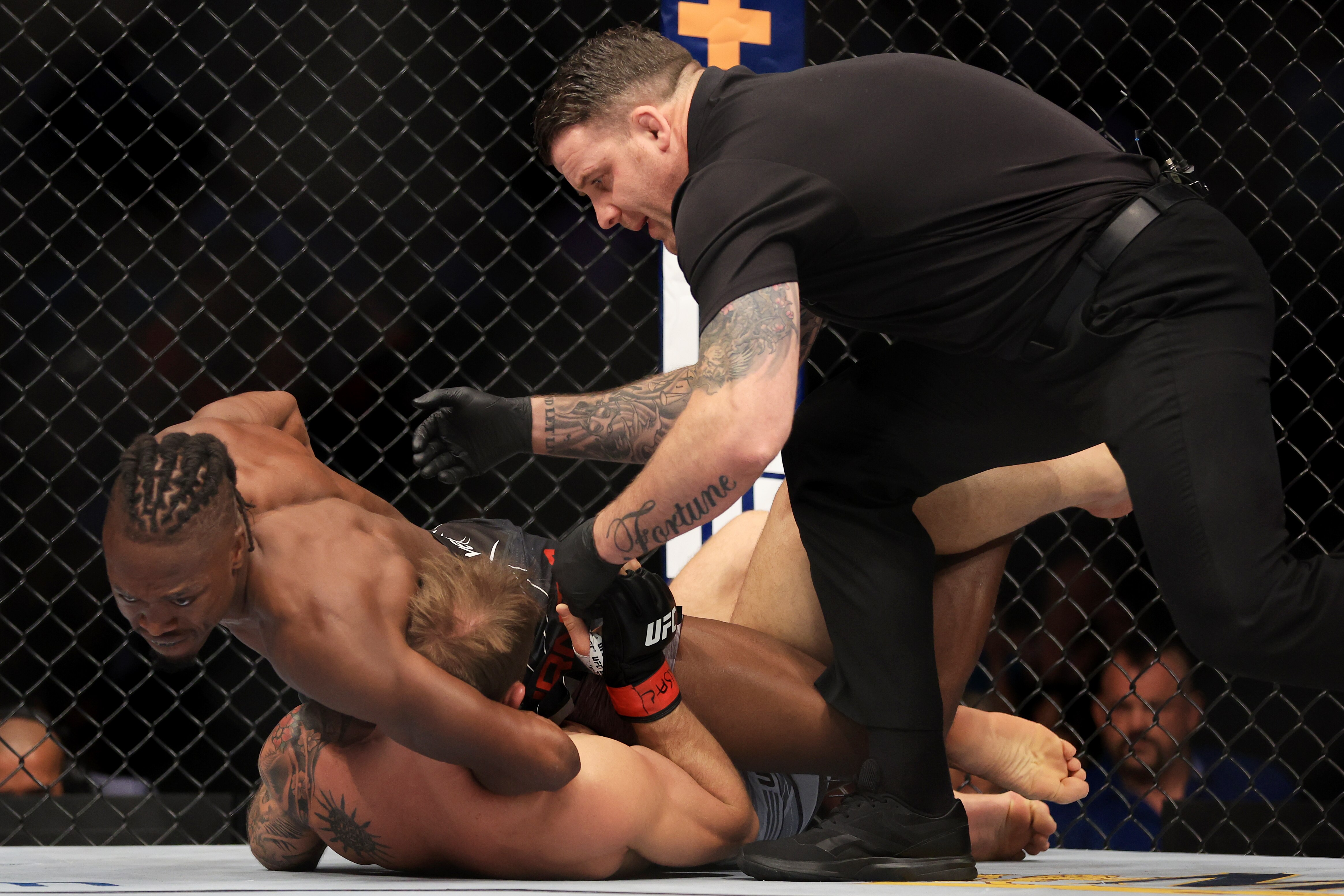 LAS VEGAS, NEVADA - JULY 02: Jalin Turner (L) submits Brad Riddell of New Zealand in the first round of their lightweight bout during UFC 276 at T-Mobile Arena on July 02, 2022 in Las Vegas, Nevada. (Photo by Carmen Mandato/Getty Images)