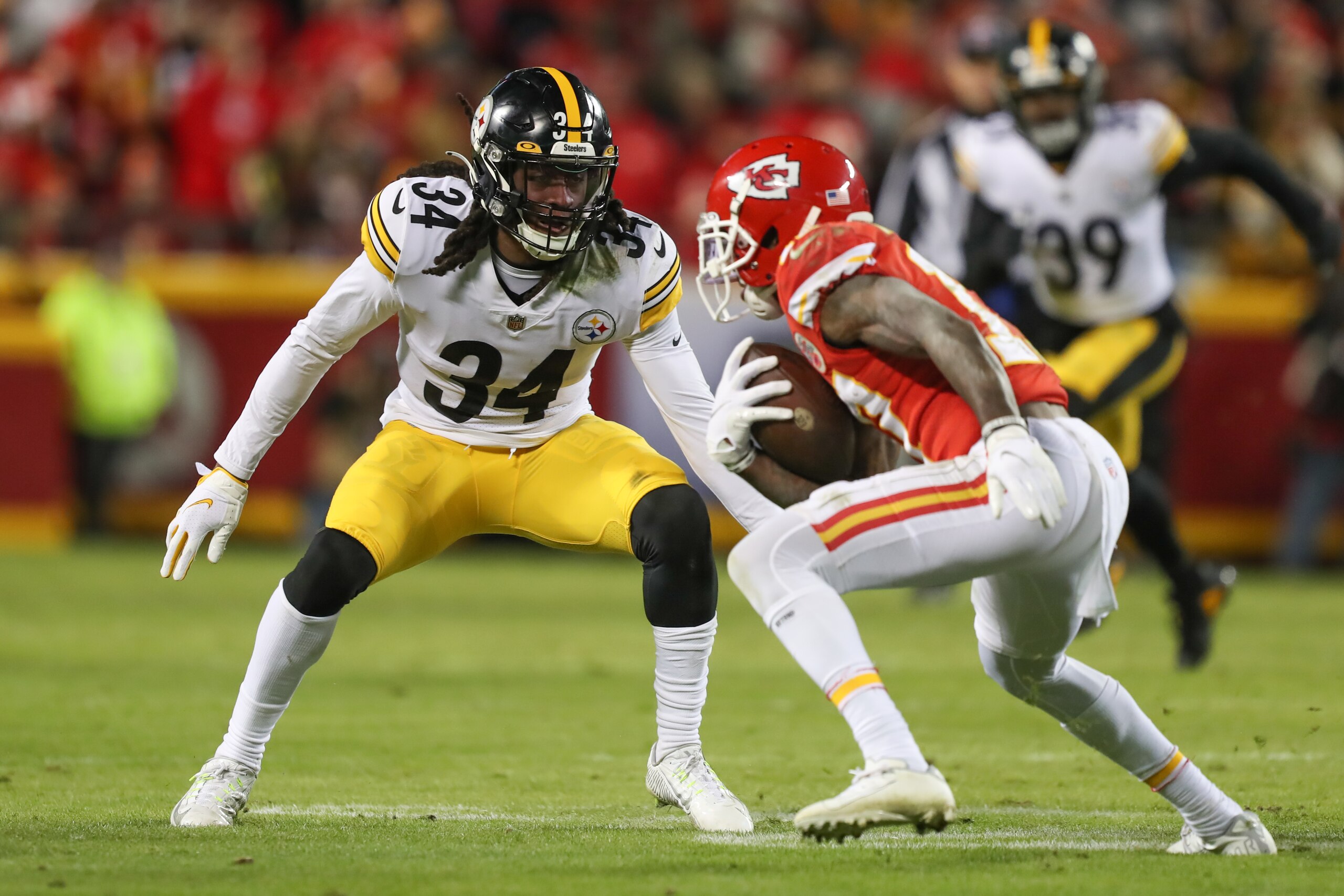 KANSAS CITY, MO - JANUARY 16: Pittsburgh Steelers safety Terrell Edmunds (34) looks to tackle Kansas City Chiefs wide receiver Byron Pringle (13) in the fourth quarter of an AFC wild card playoff game between the Pittsburgh Steelers and Kansas City Chiefs on Jan 16, 2022 at GEHA Field at Arrowhead Stadium in Kansas City, MO. (Photo by Scott Winters/Icon Sportswire via Getty Images)