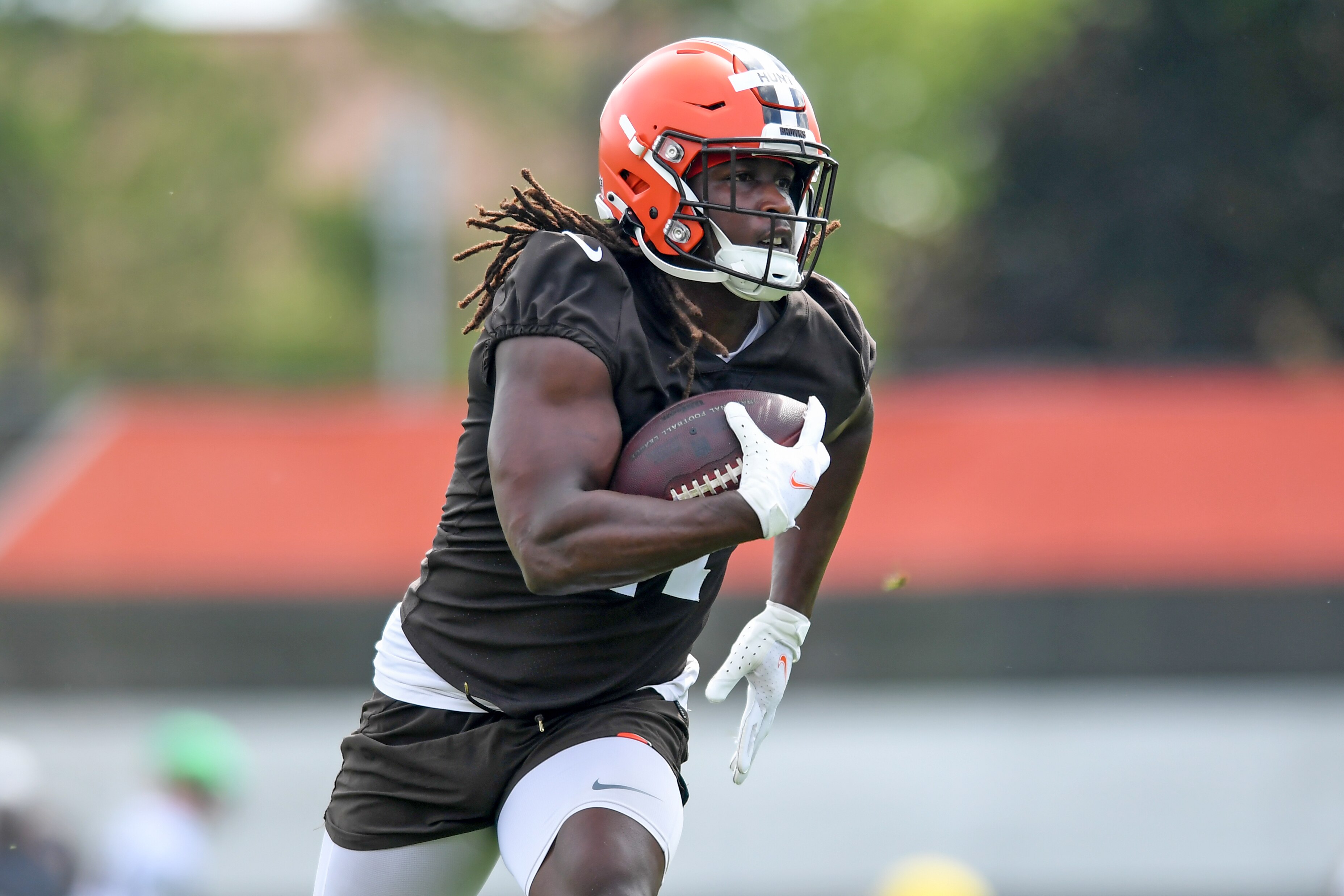 BEREA, OH - JUNE 08: Kareem Hunt #27 of the Cleveland Browns runs a drill during the Cleveland Browns offseason workout at CrossCountry Mortgage Campus on June 8, 2022 in Berea, Ohio. (Photo by Nick Cammett/Diamond Images via Getty Images)