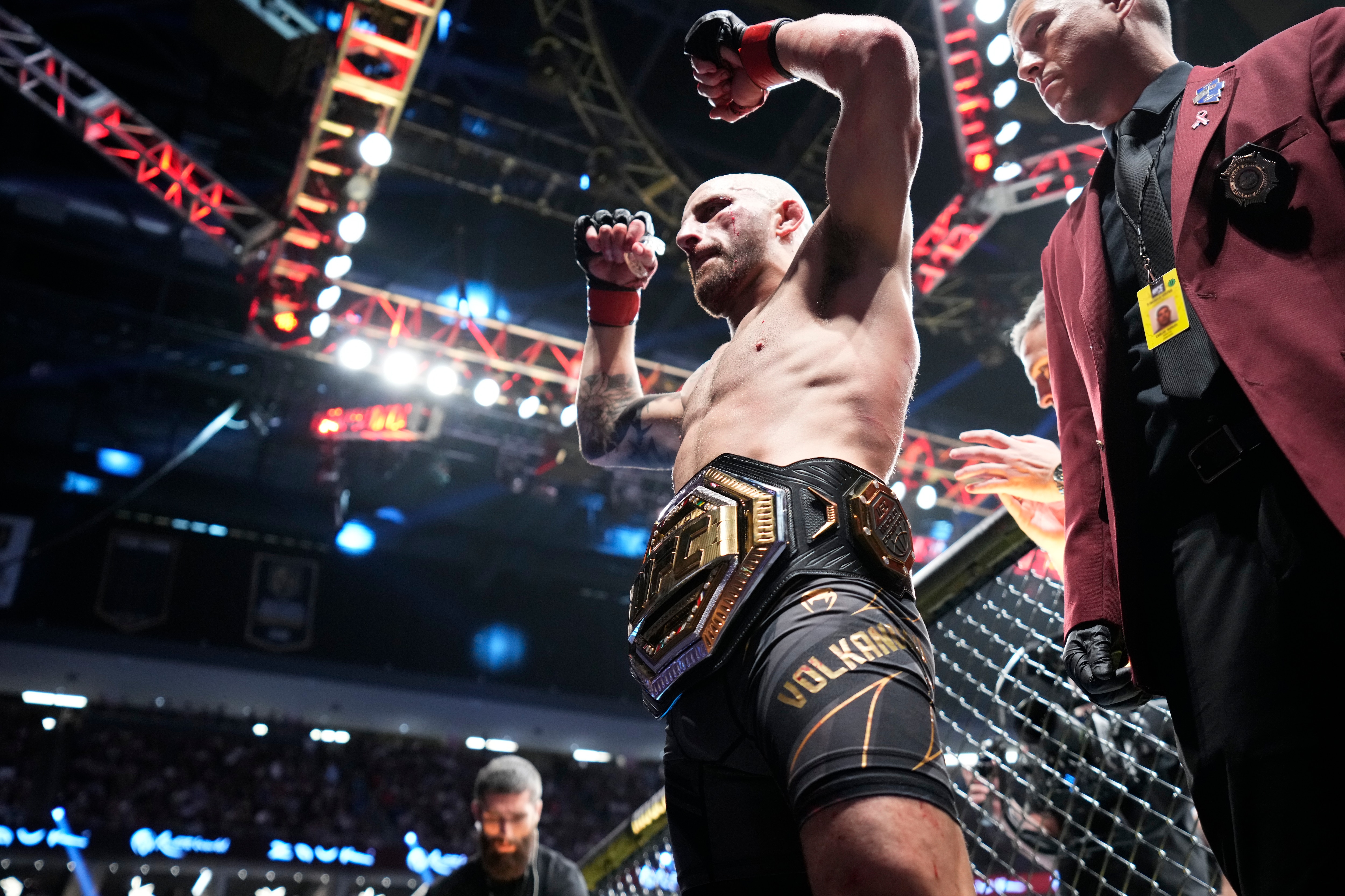 LAS VEGAS, NEVADA - JULY 02: Alexander Volkanovski of Australia celebrates his win in the UFC featherweight championship fight during the UFC 276 event at T-Mobile Arena on July 02, 2022 in Las Vegas, Nevada. (Photo by Chris Unger/Zuffa LLC)