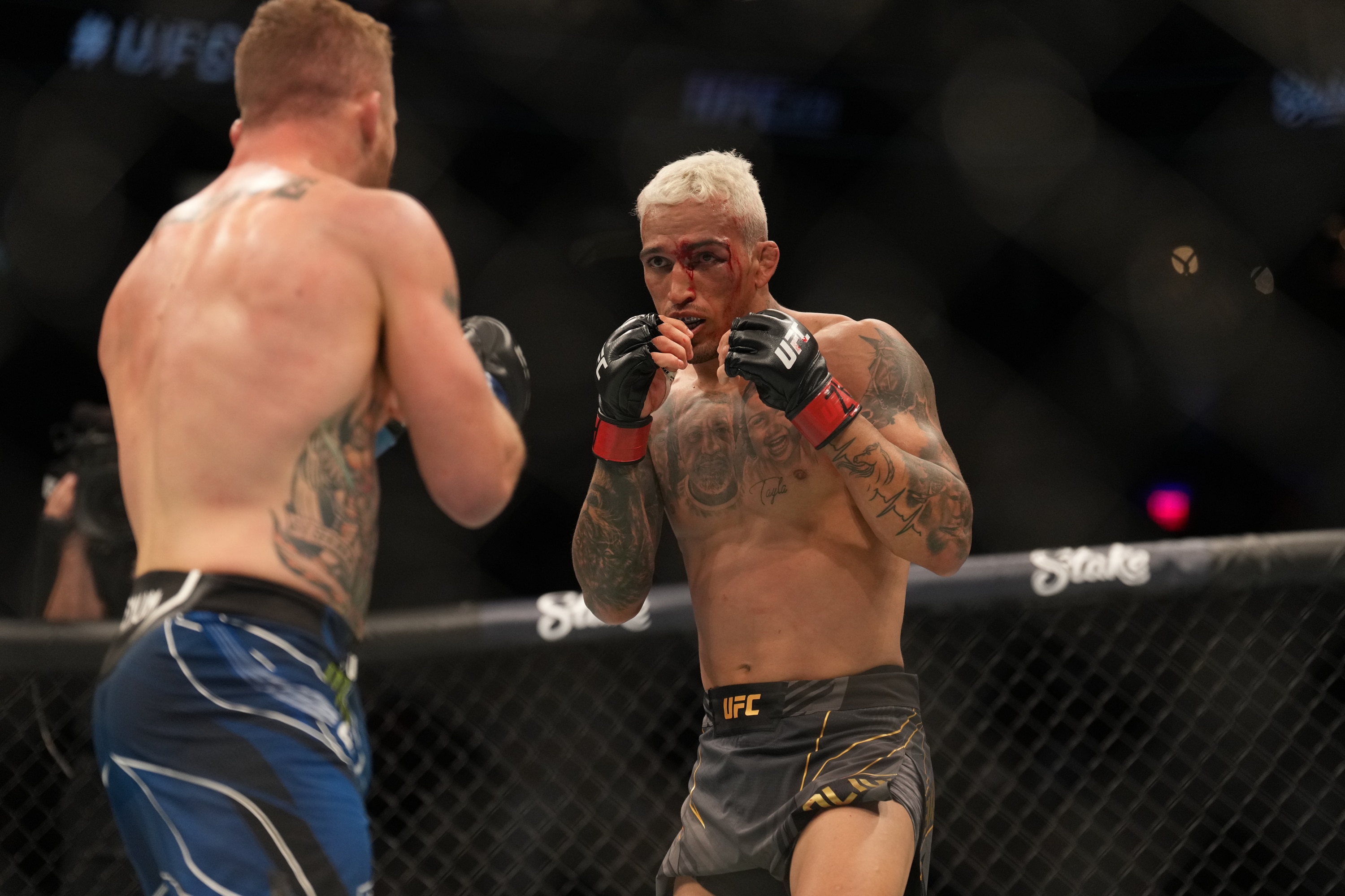 PHOENIX, AZ - MAY 7: (R-L) Charles Oliveira battles Justin Gaethje in their Lightweight bout during the UFC 274 event at Footprint Center on May 7, 2022, in Phoenix, Arizona. (Photo by Louis Grasse/PxImages/Icon Sportswire via Getty Images)