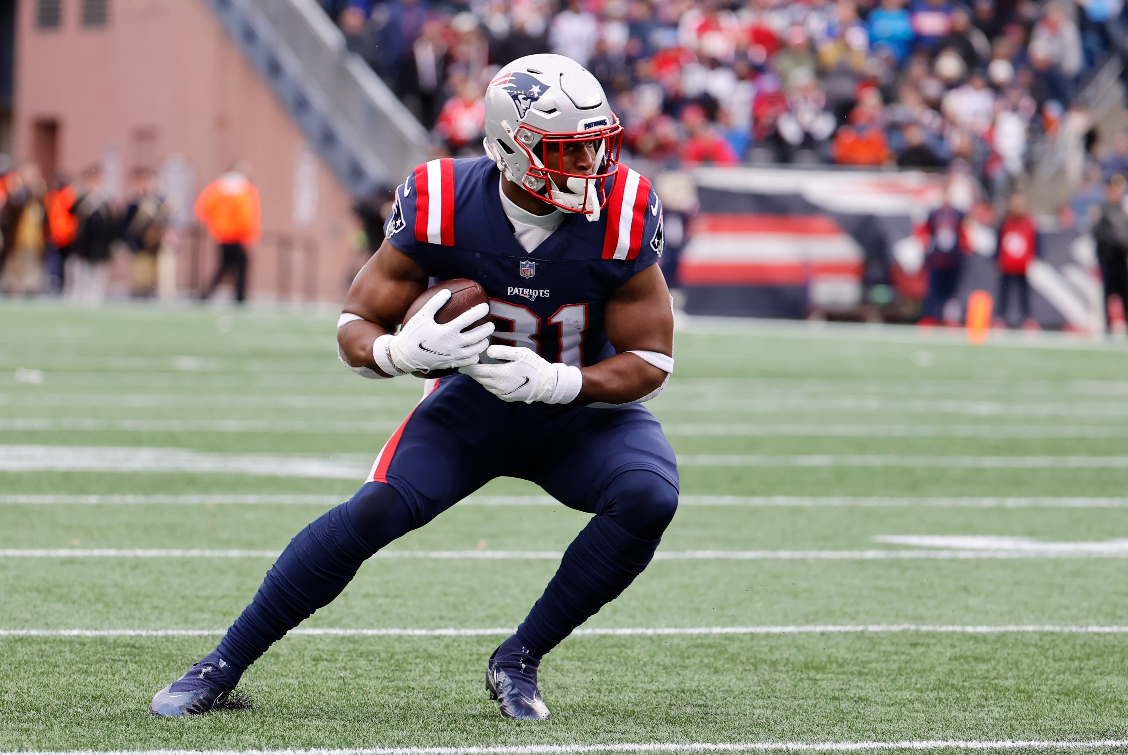 FOXBOROUGH, MA - NOVEMBER 28: New England Patriots tight end Jonnu Smith (81) carries the ball during a game between the New England Patriots and the Tennessee Titans on November 28, 2021, at Gillette Stadium in Foxborough, Massachusetts. (Photo by Fred Kfoury III/Icon Sportswire via Getty Images)