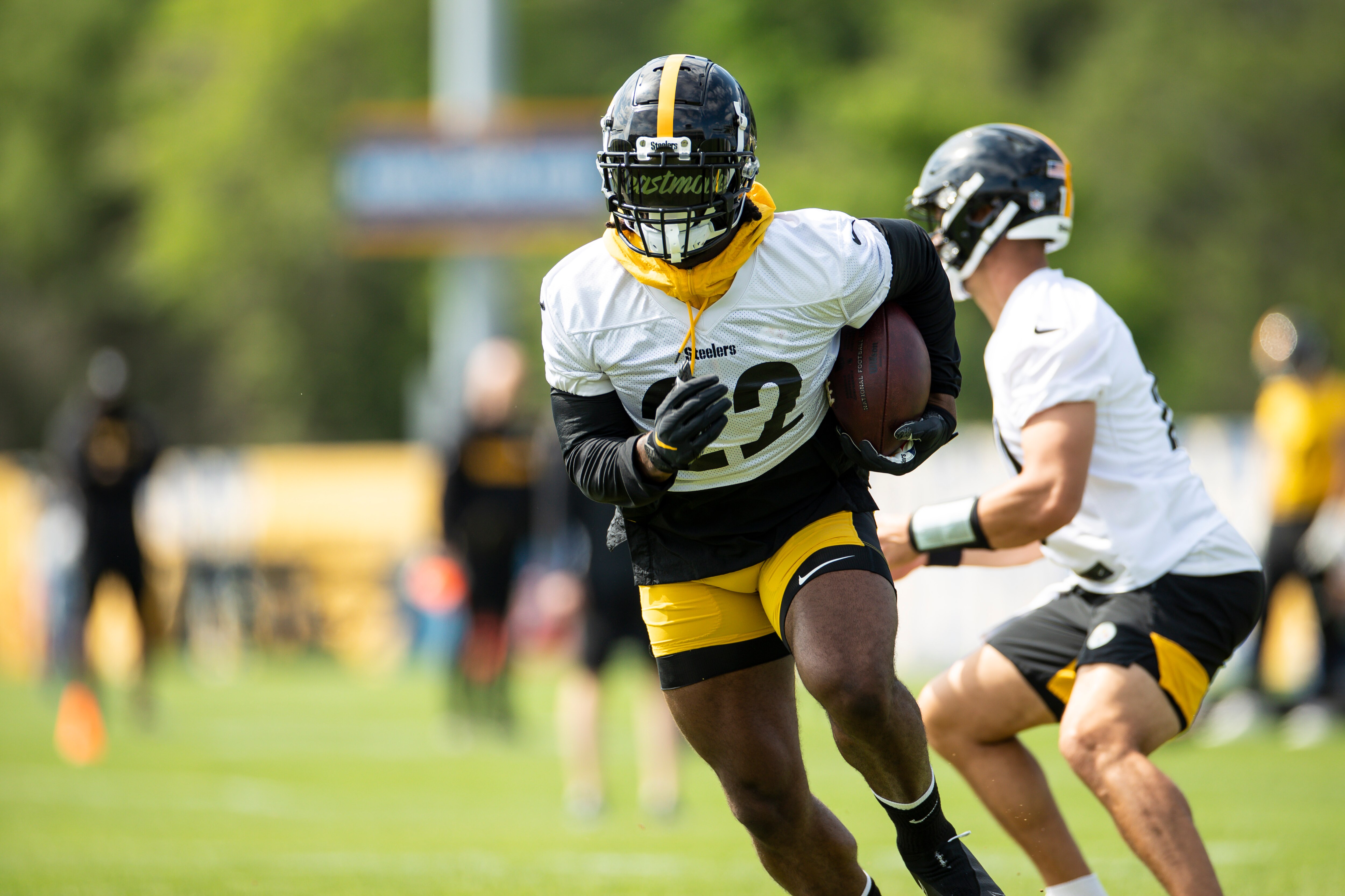PITTSBURGH, PA - MAY 24: Pittsburgh Steelers running back Najee Harris (22) runs with the ball during the team's OTA practice, Tuesday, May 24, 2022, in Pittsburgh, PA. (Photo by Brandon Sloter/Icon Sportswire via Getty Images)