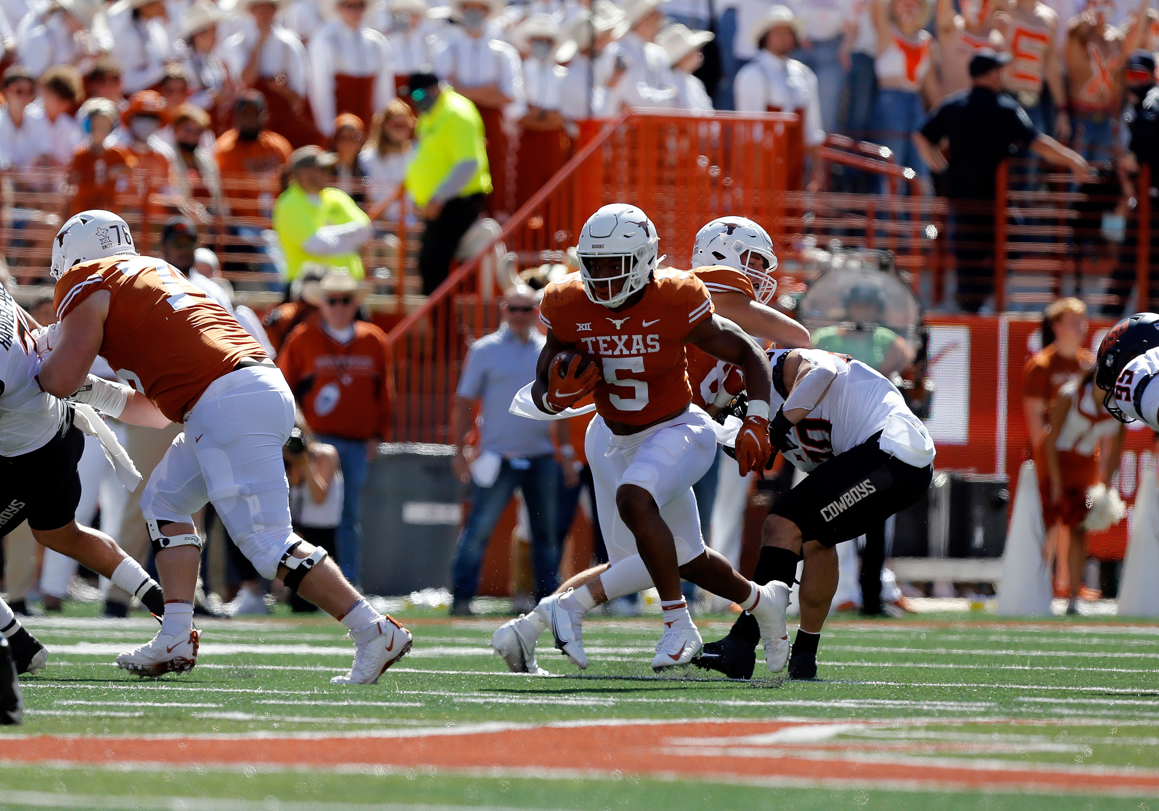 OCTOBER 16: University of Texas Long Horns running back Bijan Robinson runs the ball during the game against the Oklahoma State Cowboys on October 16, 2021, at Darrell K Royal - Texas Memorial Stadium in Austin, TX. (Photo by Adam Davis/Icon Sportswire via Getty Images)