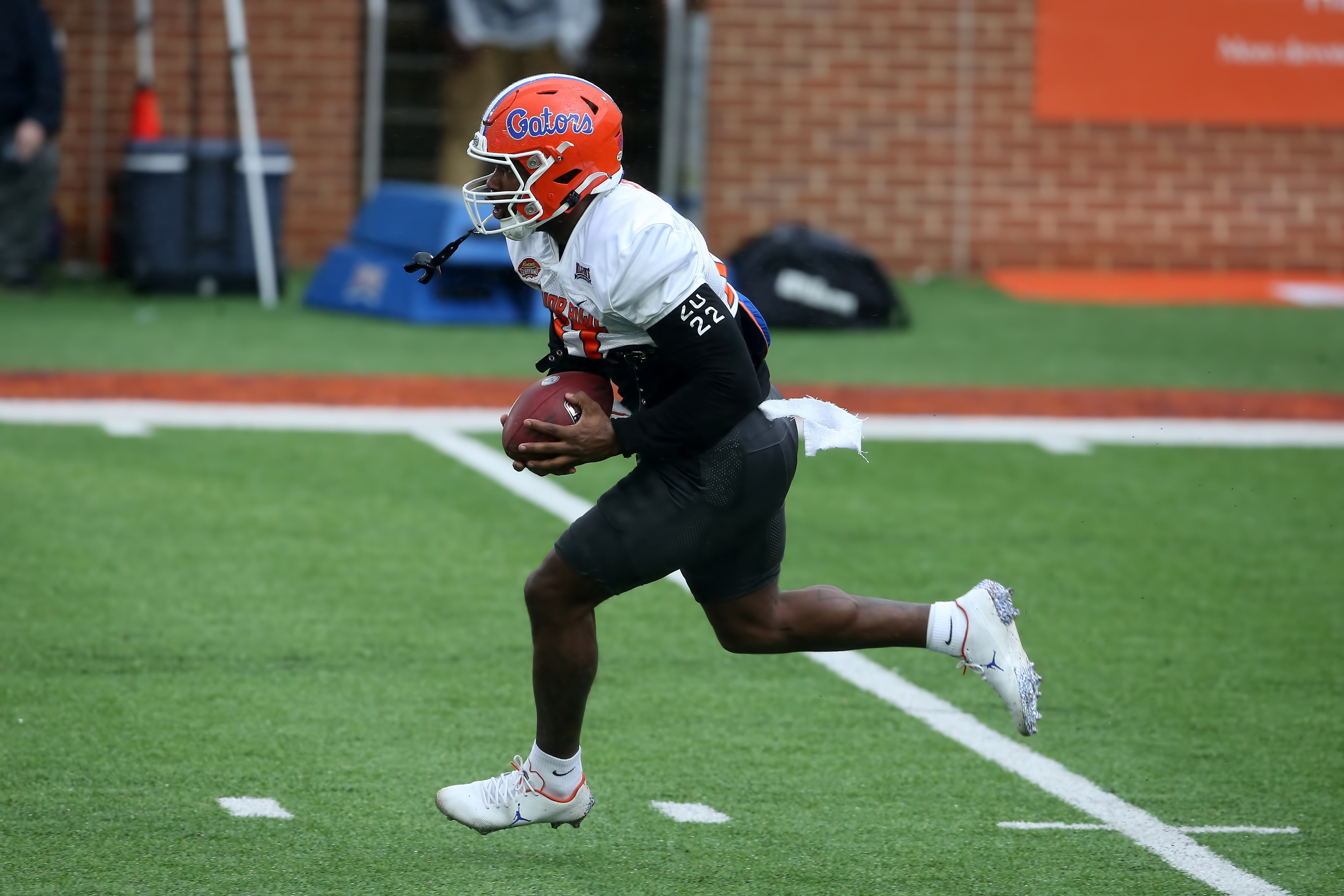 MOBILE, AL - FEBRUARY 02: American running back Dameon Pierce of Florida (27) during the Reese's Senior Bowl practice session on February 2, 2002 at Hancock Whitney Stadium in Mobile, Alabama.  (Photo by Michael Wade/Icon Sportswire via Getty Images)