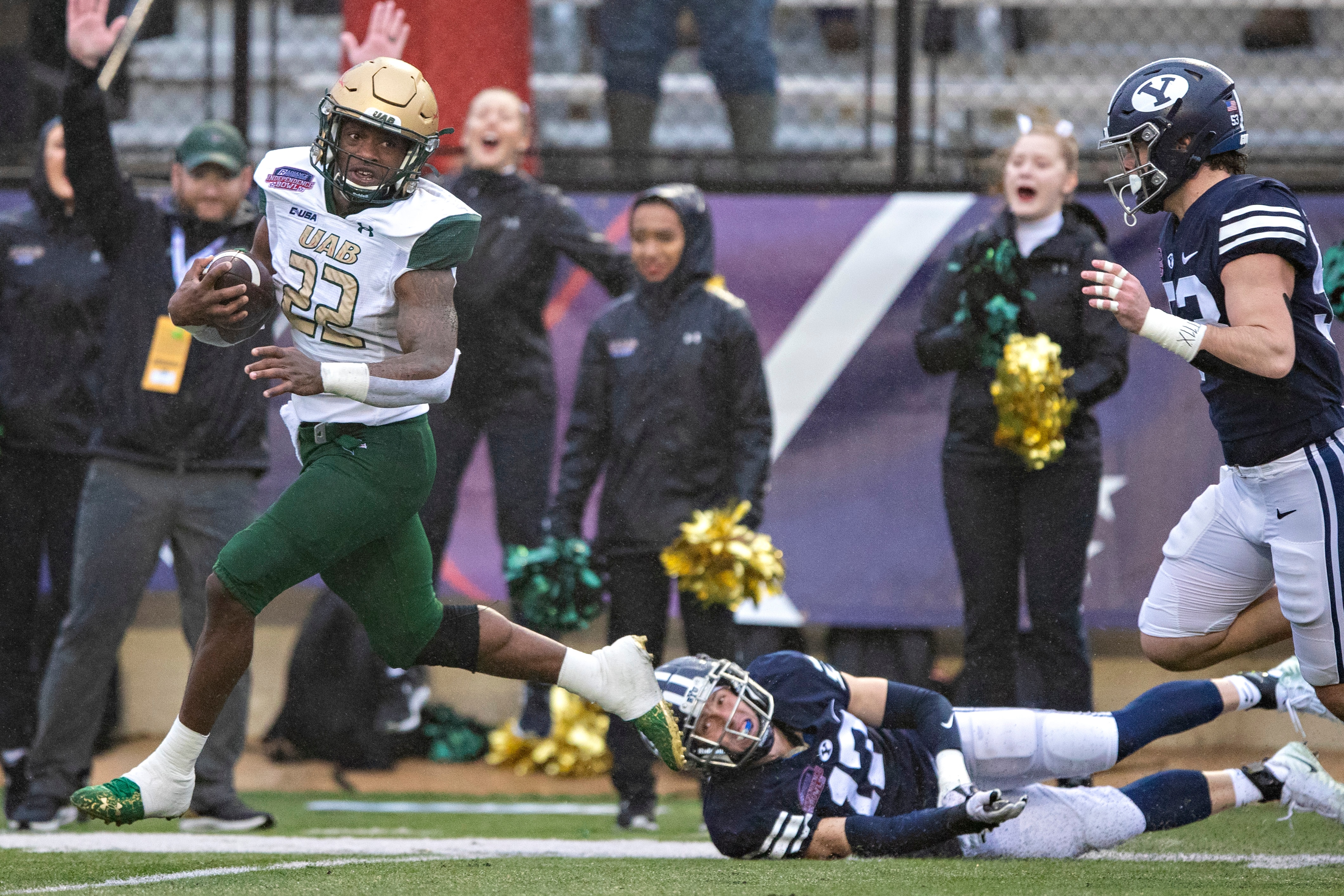 SHREVEPORT, LOUISIANA - DECEMBER 18: DeWayne McBride #22 of the UAB Blazers runs the ball for a touchdown during a game against the BYU Cougars during the Radiance Technologies Independence Bowl at Independence Stadium on December 18, 2021 in Shreveport, Louisiana.  The Blazers defeated the Cougars 31-28.  (Photo by Wesley Hitt/Getty Images)