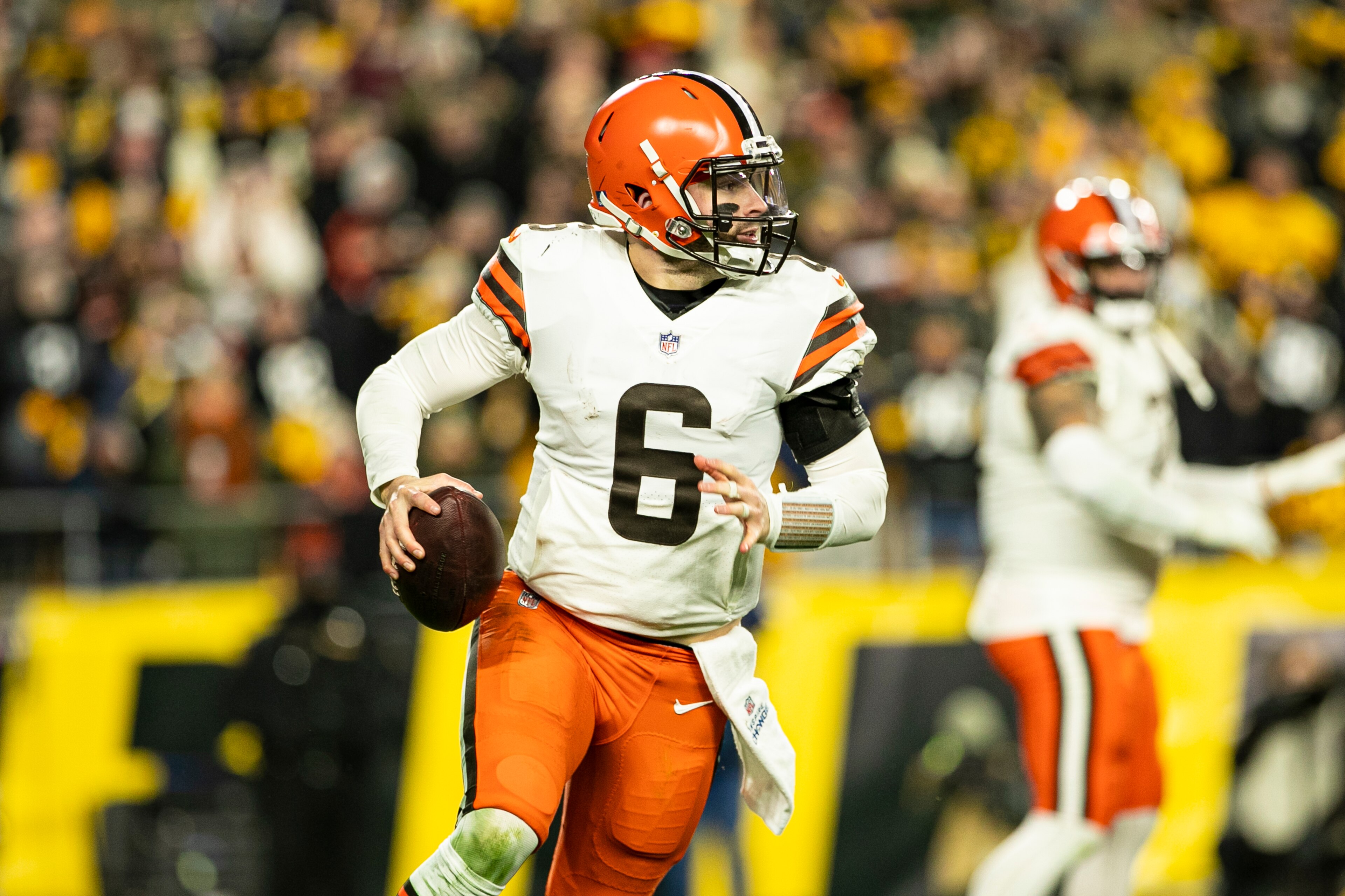 PITTSBURGH, PA - JANUARY 03: Cleveland Browns quarterback Baker Mayfield (6) looks to pass during the game against the Cleveland Browns and the Pittsburgh Steelers on January 03, 2022 at Heinz Field in Pittsburgh, PA. (Photo by Mark Alberti/Icon Sportswire via Getty Images) PITTSBURGH, PA - JANUARY 03: Cleveland Browns quarterback Baker Mayfield (6) looks to pass during the game against the Cleveland Browns and the Pittsburgh Steelers on January 03, 2022 at Heinz Field in Pittsburgh, PA. (Photo by Mark Alberti/Icon Sportswire via Getty Images)
