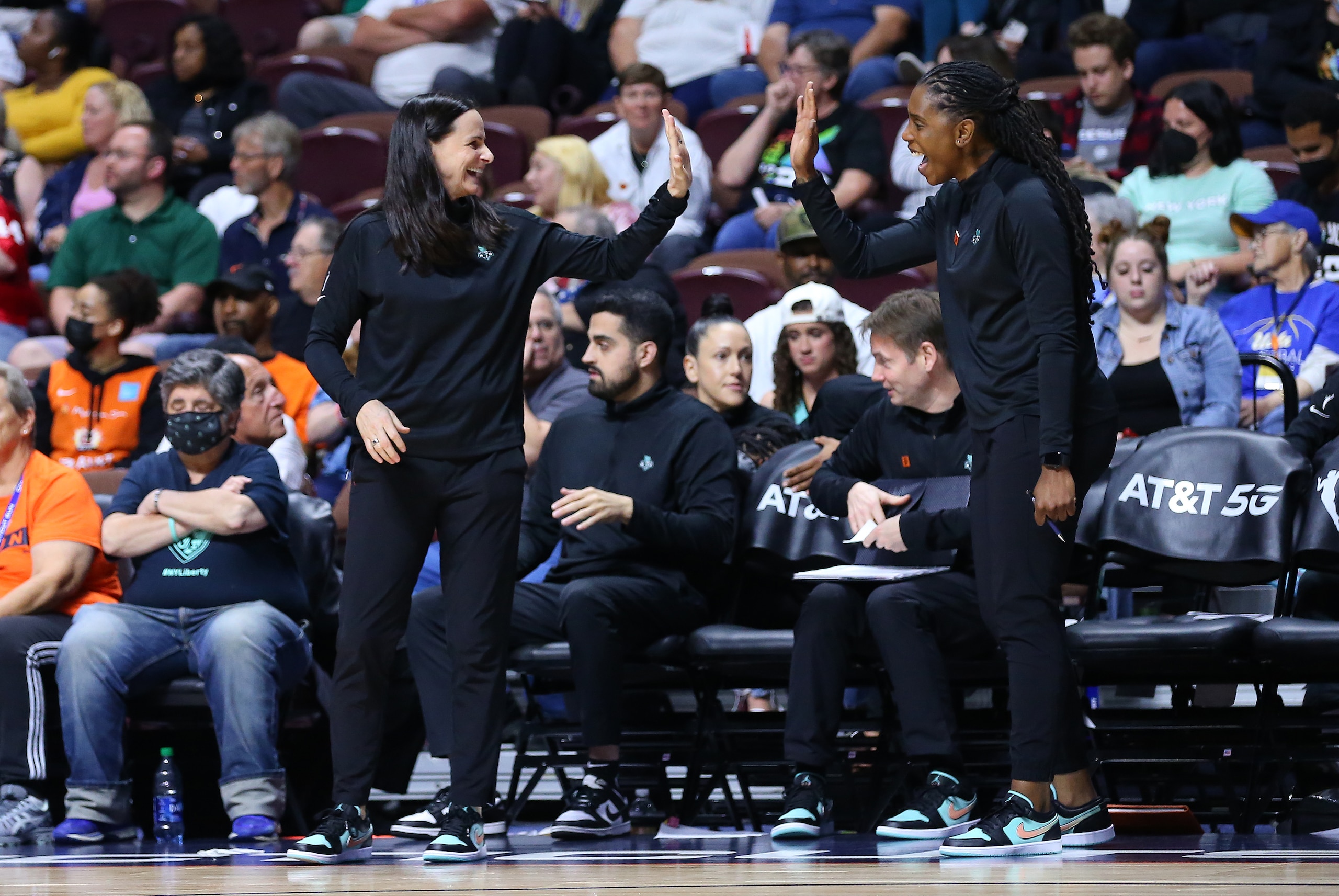 UNCASVILLE, CT - JUNE 22: New York Liberty head coach Sandy Brondello (left) reacts during the WNBA game between New York Liberty and Connecticut Sun on June 22, 2022, at Mohegan Sun Arena in Uncasville, CT. (Photo by M. Anthony Nesmith/Icon Sportswire via Getty Images)