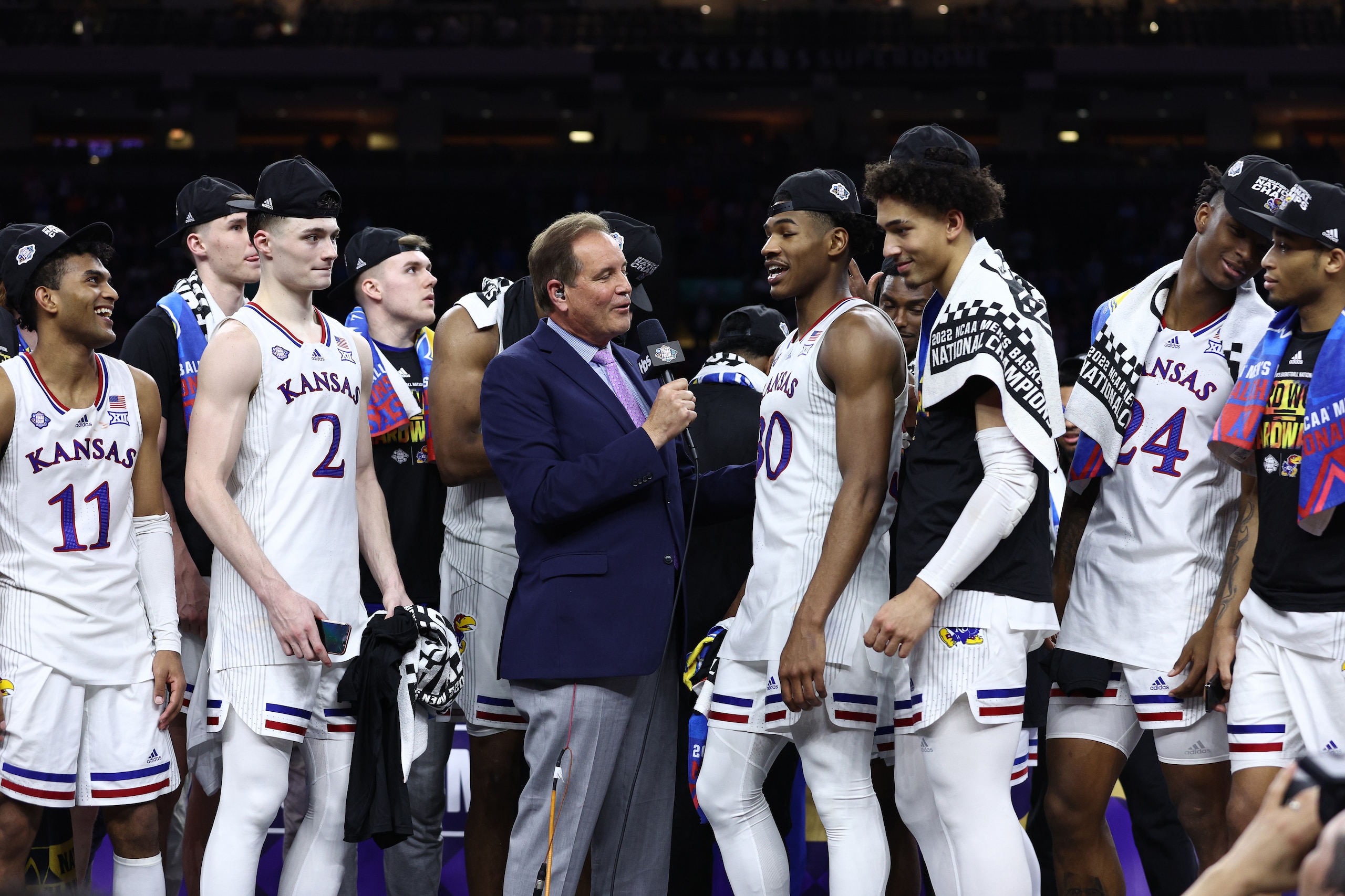 NEW ORLEANS, LOUISIANA - APRIL 04: CBS Sports broadcaster Jim Nantz interviews Ochai Agbaji #30 of the Kansas Jayhawks on the podium after the Kansas Jayhawks defeated the North Carolina Tar Heels 72-69 during the 2022 NCAA Men's Basketball Tournament National Championship at Caesars Superdome on April 04, 2022 in New Orleans, Louisiana. (Photo by Tom Pennington/Getty Images)