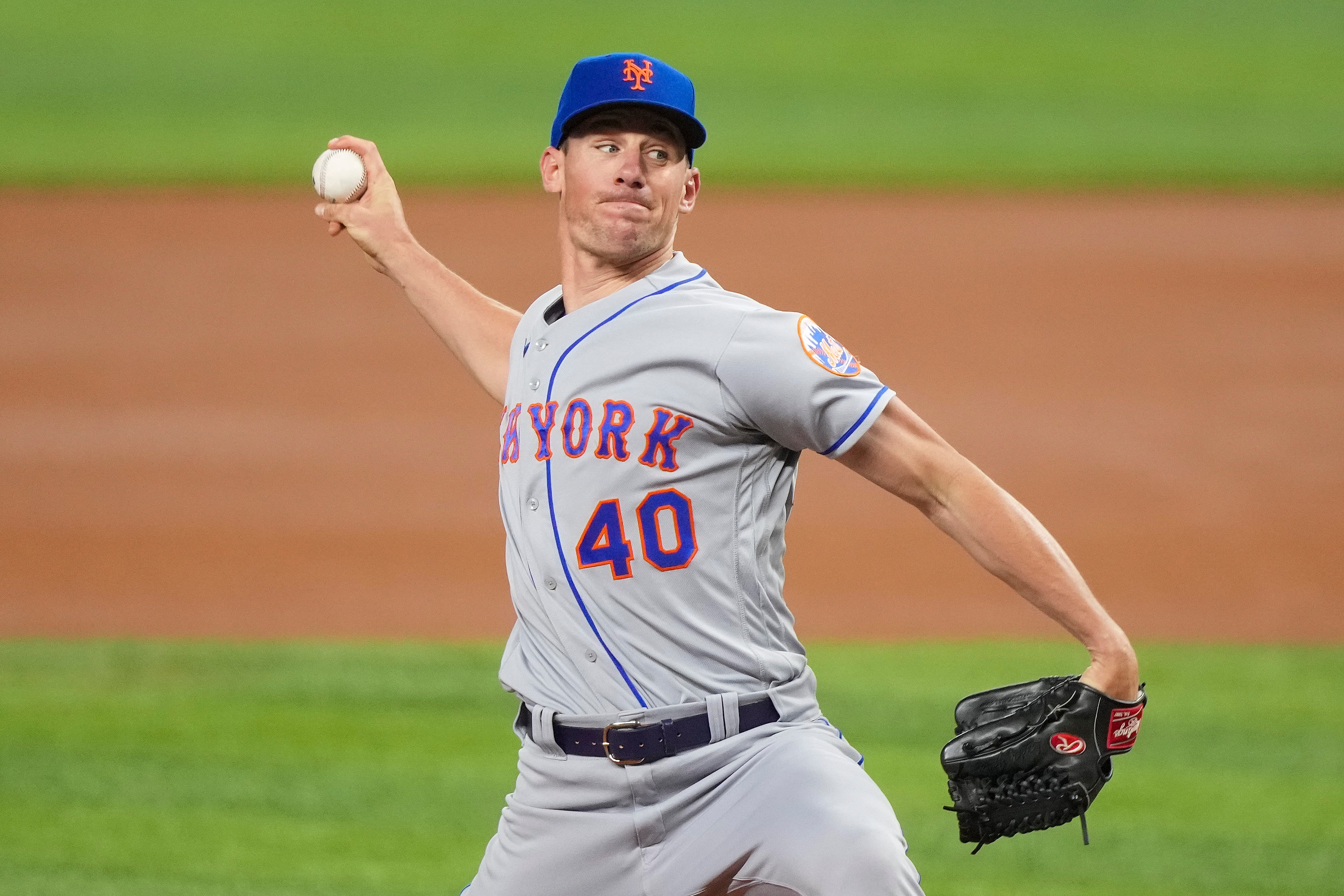 MIAMI, FLORIDA - JUNE 25: Chris Bassitt #40 of the New York Mets throws a pitch during the first inning against the Miami Marlins at loanDepot park on June 25, 2022 in Miami, Florida. (Photo by Eric Espada/Getty Images)