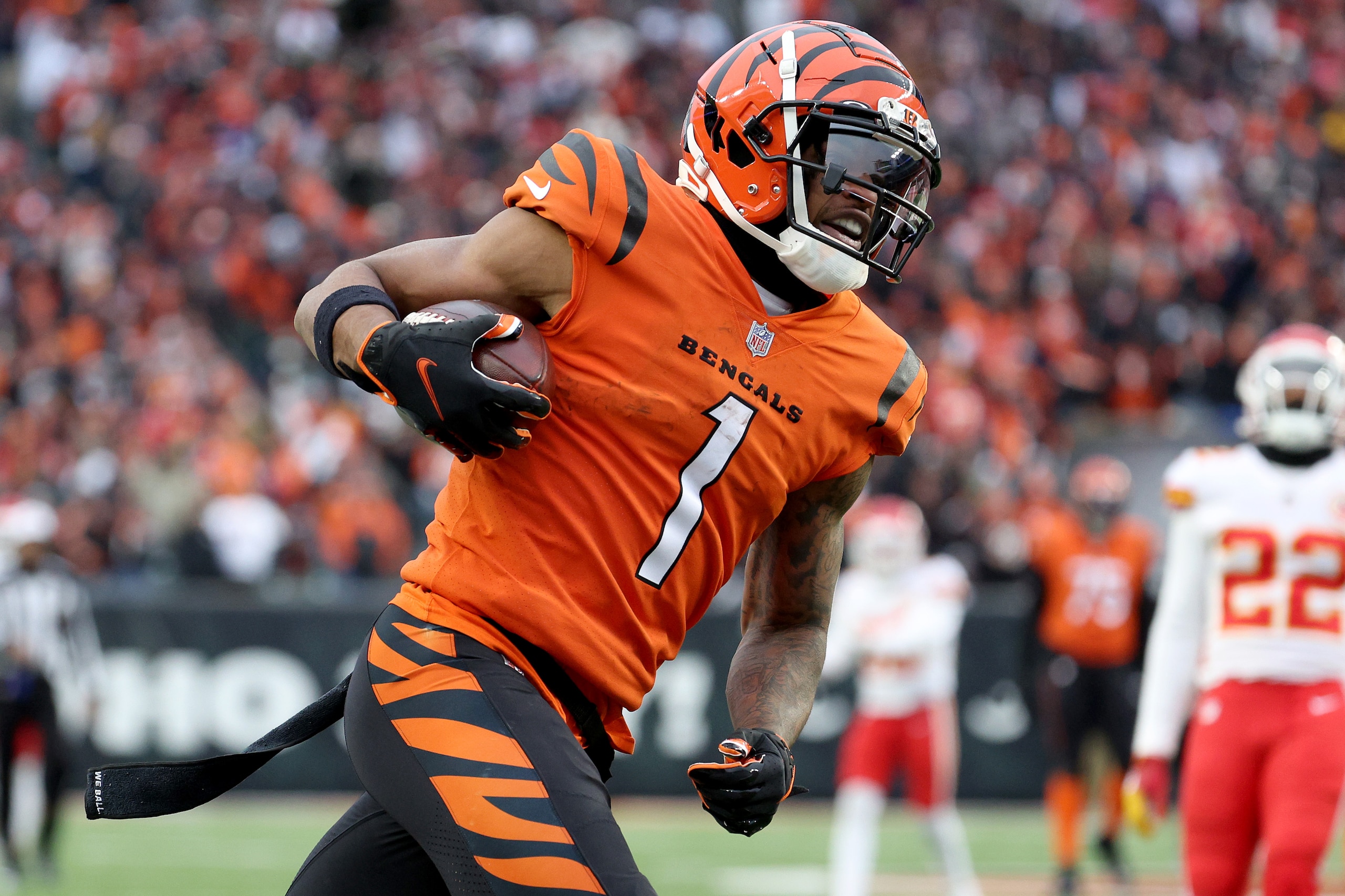 CINCINNATI, OHIO - JANUARY 02: Ja'Marr Chase #1 of the Cincinnati Bengals carries the ball against the Kansas City Chiefs at Paul Brown Stadium on January 02, 2022 in Cincinnati, Ohio. (Photo by Andy Lyons/Getty Images) CINCINNATI, OHIO - JANUARY 02: Ja'Marr Chase #1 of the Cincinnati Bengals carries the ball against the Kansas City Chiefs at Paul Brown Stadium on January 02, 2022 in Cincinnati, Ohio. (Photo by Andy Lyons/Getty Images)