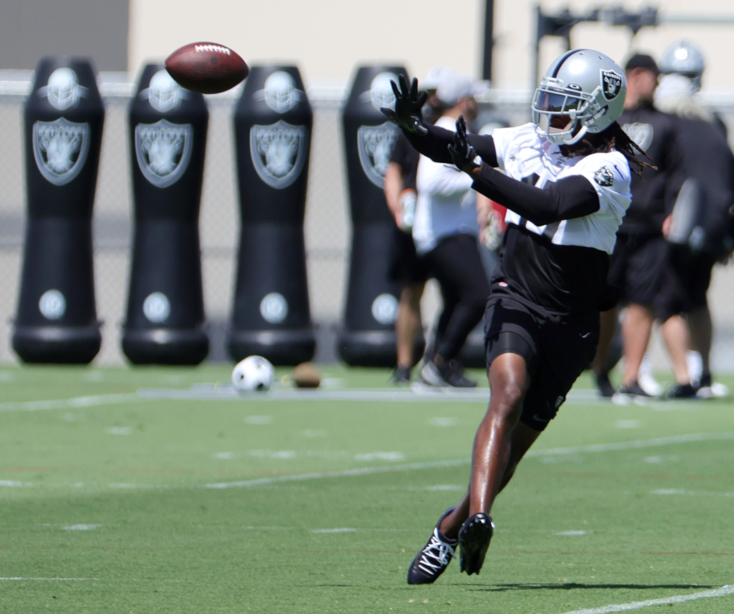 HENDERSON, NEVADA - JUNE 07: Wide receiver Davante Adams #17 of the Las Vegas Raiders catches a pass during mandatory minicamp at the Las Vegas Raiders Headquarters/Intermountain Healthcare Performance Center on June 07, 2022 in Henderson, Nevada. (Photo by Ethan Miller/Getty Images)