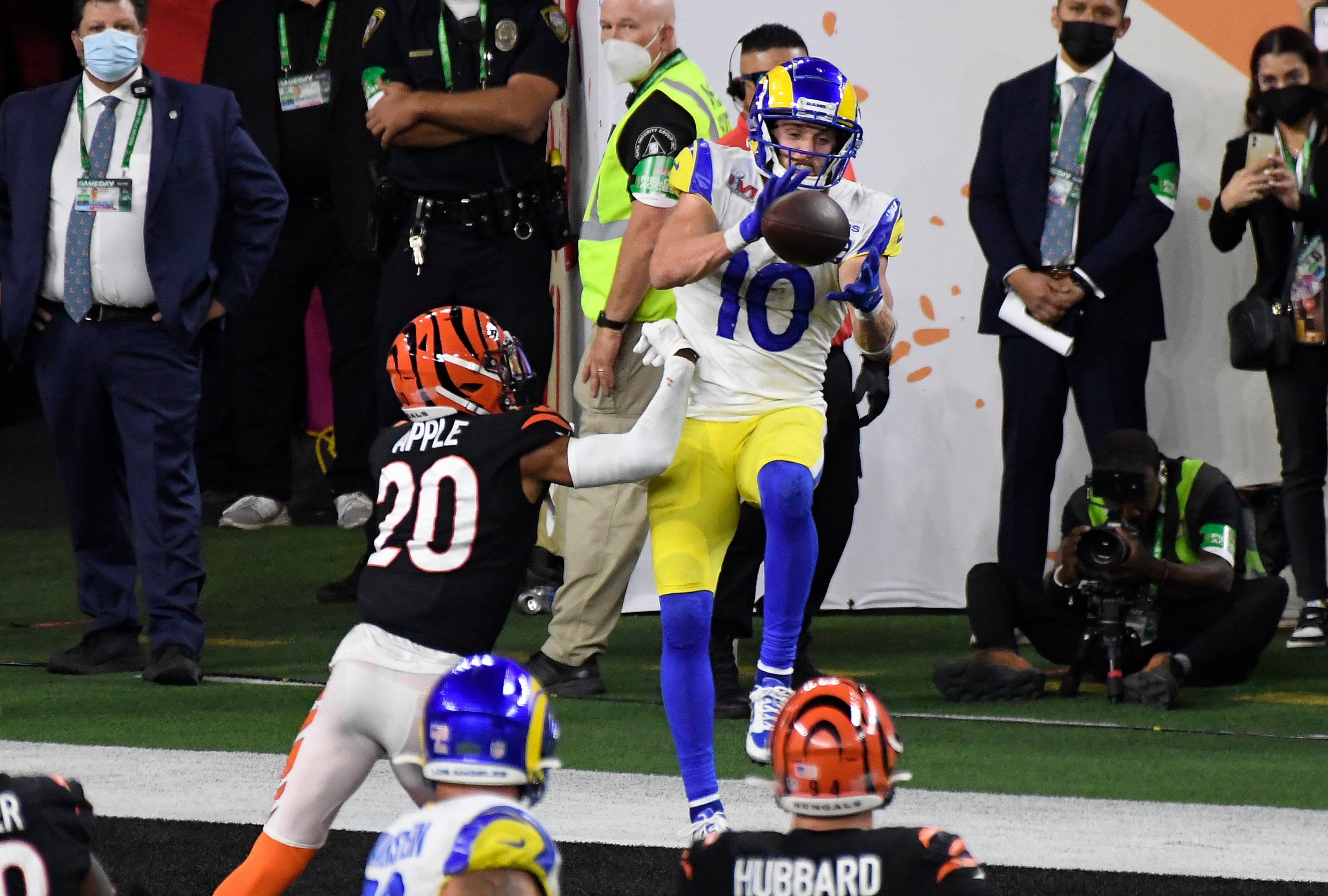 INGLEWOOD, CALIFORNIA - FEBRUARY 13: Cooper Kupp #10 of the Los Angeles Rams catches a touchdown pass against the Cincinnati Bengals in the second half during Super Bowl LVI at SoFi Stadium on February 13, 2022 in Inglewood, California. (Photo by Focus on Sport/Getty Images)