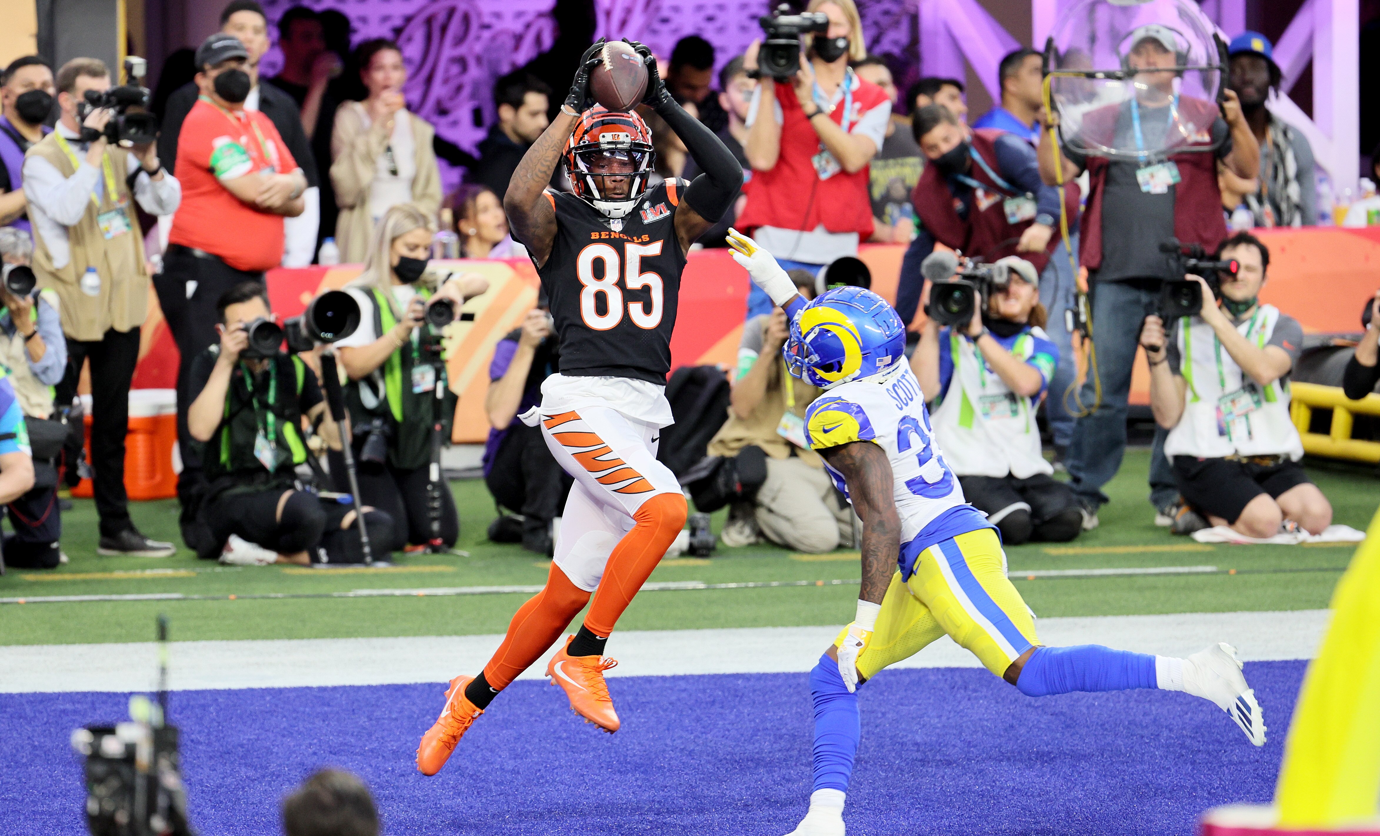 INGLEWOOD, CALIFORNIA - FEBRUARY 13: Tee Higgins # 85 of the Cincinnati Bengals catches a touchdown pass against the Los Angles Rams during the Super Bowl at SoFi Stadium on February 13, 2022 in Inglewood, California. (Photo by Andy Lyons/Getty Images)