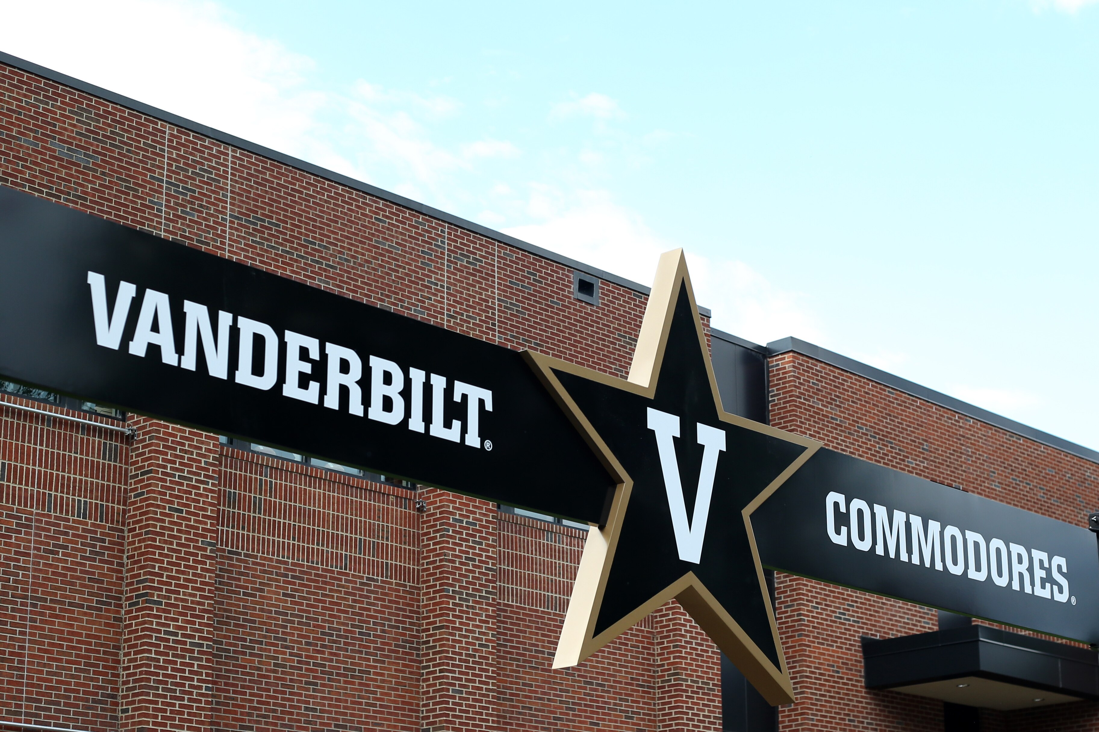 NASHVILLE, TN - SEPTEMBER 25: The Vanderbilt Commodores logo outside Vanderbilt Stadium prior to a game between the Vanderbilt Commodores and Georgia Bulldogs, Saturday, September 25, 2021, at Vanderbilt Stadium in Nashville, Tennessee. (Photo by Matthew Maxey/Icon Sportswire via Getty Images)