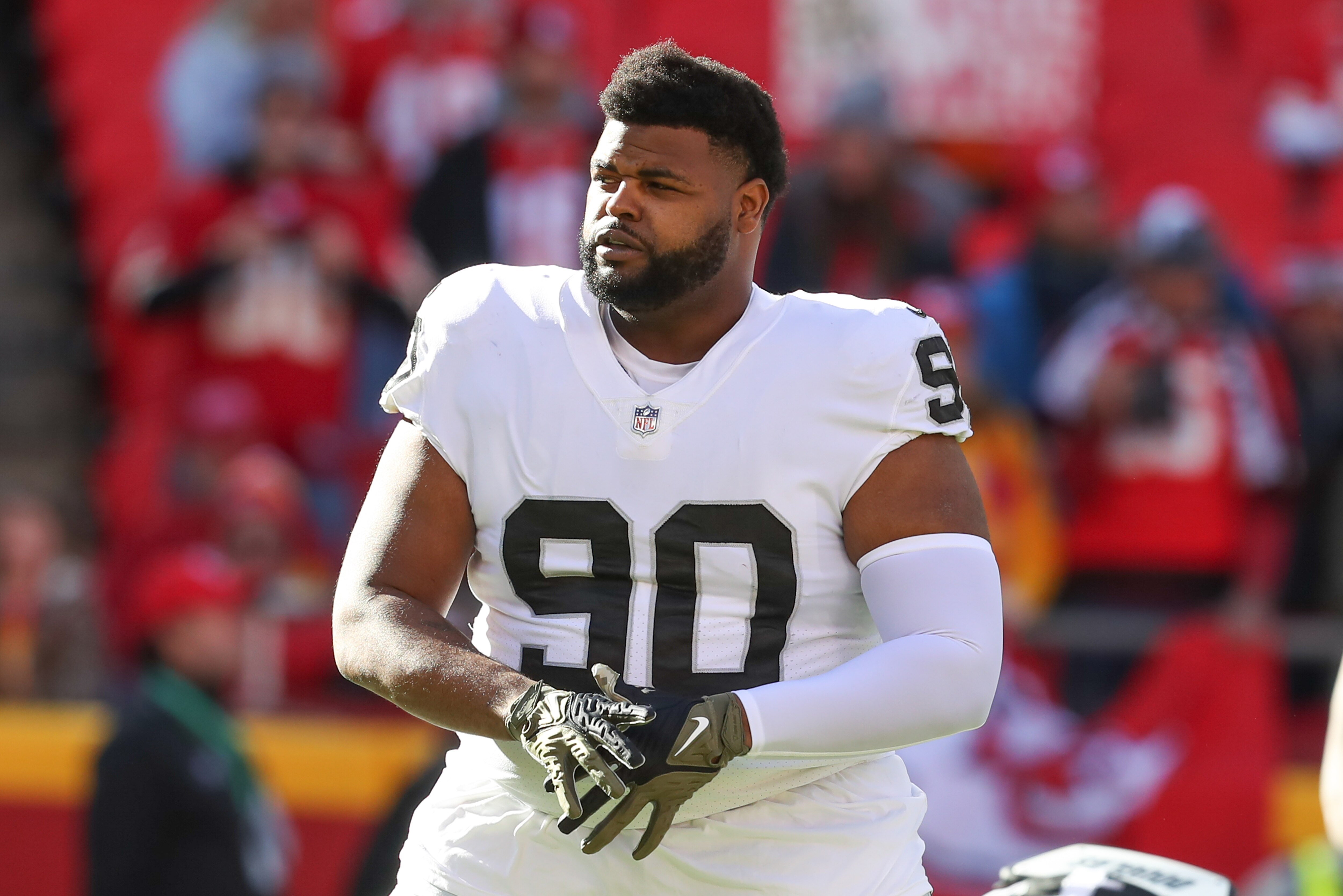 KANSAS CITY, MO - DECEMBER 12: Las Vegas Raiders defensive tackle Johnathan Hankins (90) before an NFL game between the Las Vegas Raiders and Kansas City Chiefs on Dec 12, 2021 at GEHA Field at Arrowhead Stadium in Kansas City, MO. (Photo by Scott Winters/Icon Sportswire via Getty Images) KANSAS CITY, MO - DECEMBER 12: Las Vegas Raiders defensive tackle Johnathan Hankins (90) before an NFL game between the Las Vegas Raiders and Kansas City Chiefs on Dec 12, 2021 at GEHA Field at Arrowhead Stadium in Kansas City, MO. (Photo by Scott Winters/Icon Sportswire via Getty Images)