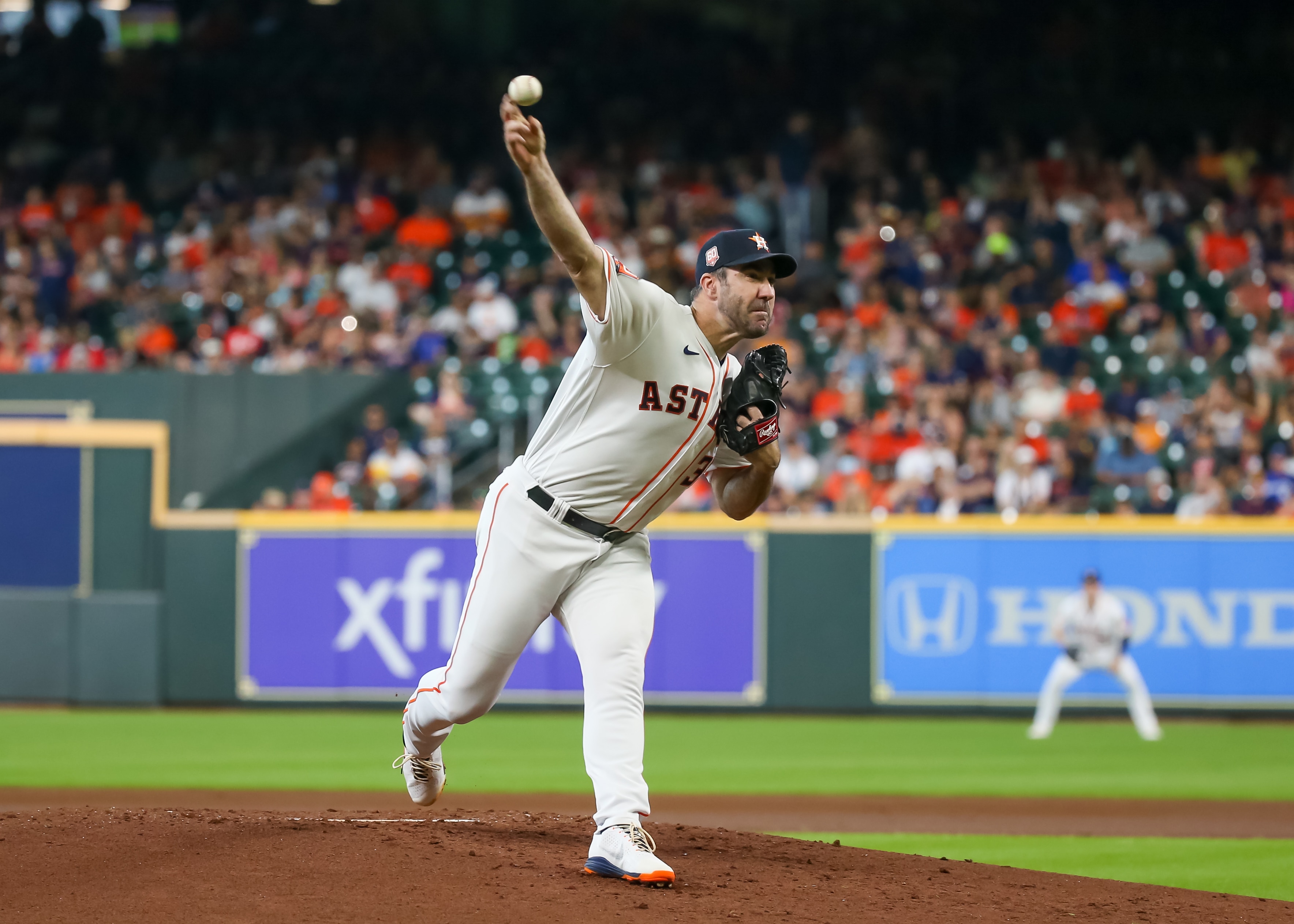 HOUSTON, TX - JULY 07:  Houston Astros starting pitcher Justin Verlander (35) throws a pitch in the top of the second inning during the MLB game between the Kansas City Royals and Houston Astros on July 7, 2022 at Minute Maid Park in Houston, Texas.  (Photo by Leslie Plaza Johnson/Icon Sportswire via Getty Images)