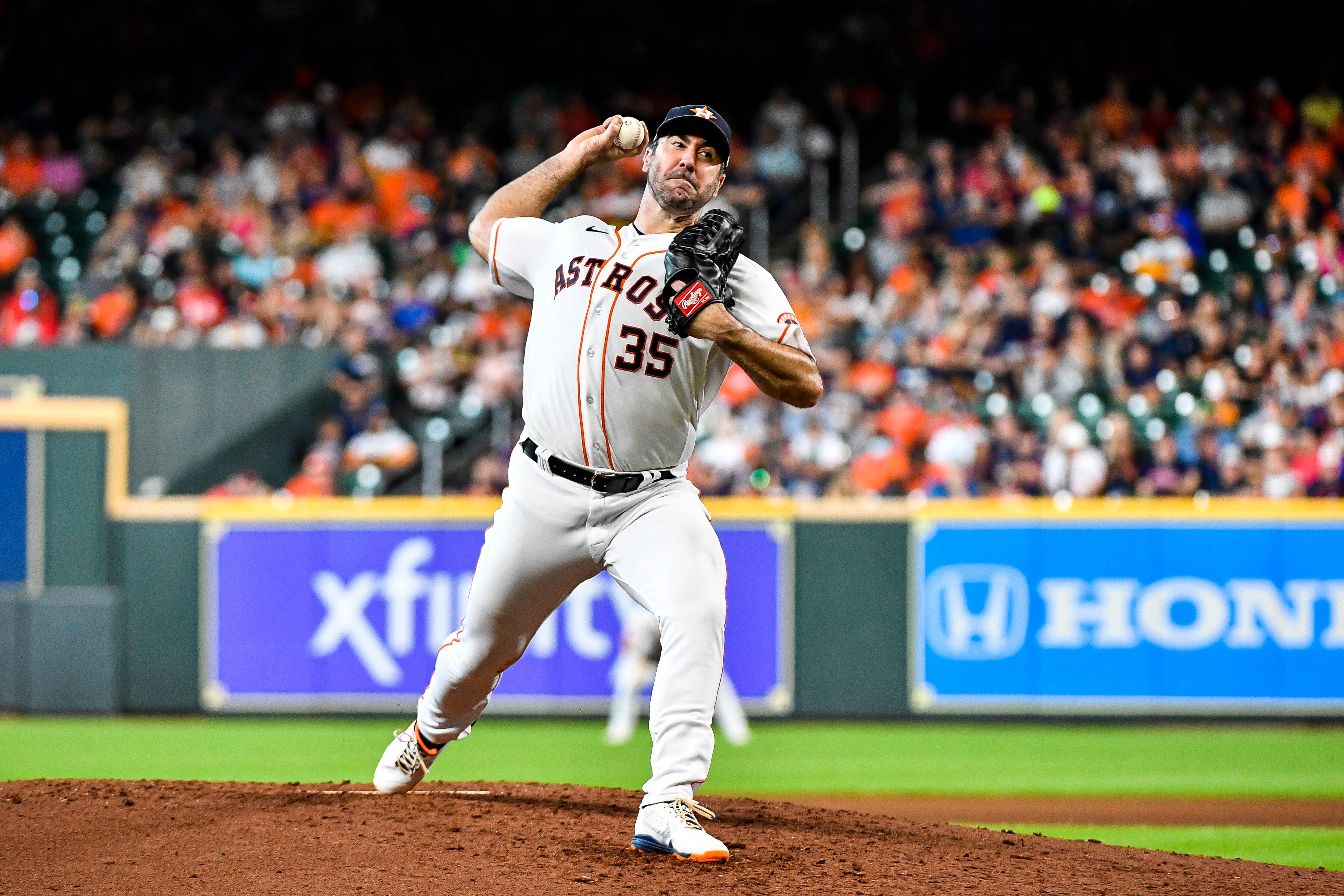 HOUSTON, TEXAS - JULY 07: Justin Verlander #35 of the Houston Astros pitches against the Kansas City Royals at Minute Maid Park on July 07, 2022 in Houston, Texas. (Photo by Logan Riely/Getty Images)