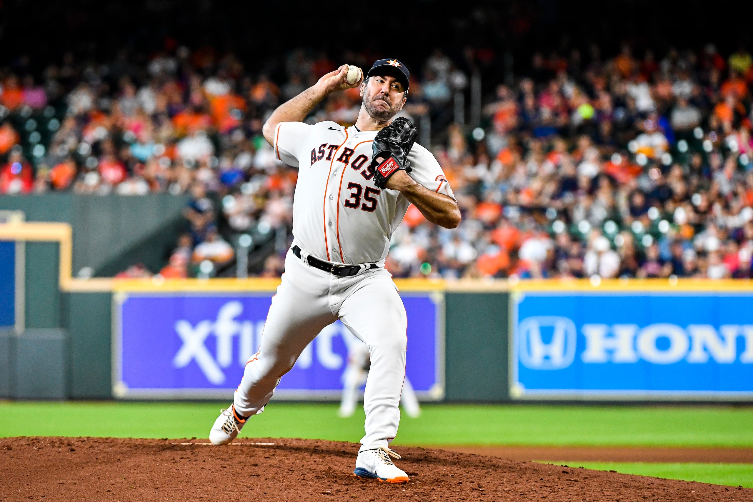 HOUSTON, TEXAS - JULY 07: Justin Verlander #35 of the Houston Astros pitches against the Kansas City Royals at Minute Maid Park on July 07, 2022 in Houston, Texas. (Photo by Logan Riely/Getty Images) HOUSTON, TEXAS - JULY 07: Justin Verlander #35 of the Houston Astros pitches against the Kansas City Royals at Minute Maid Park on July 07, 2022 in Houston, Texas. (Photo by Logan Riely/Getty Images)