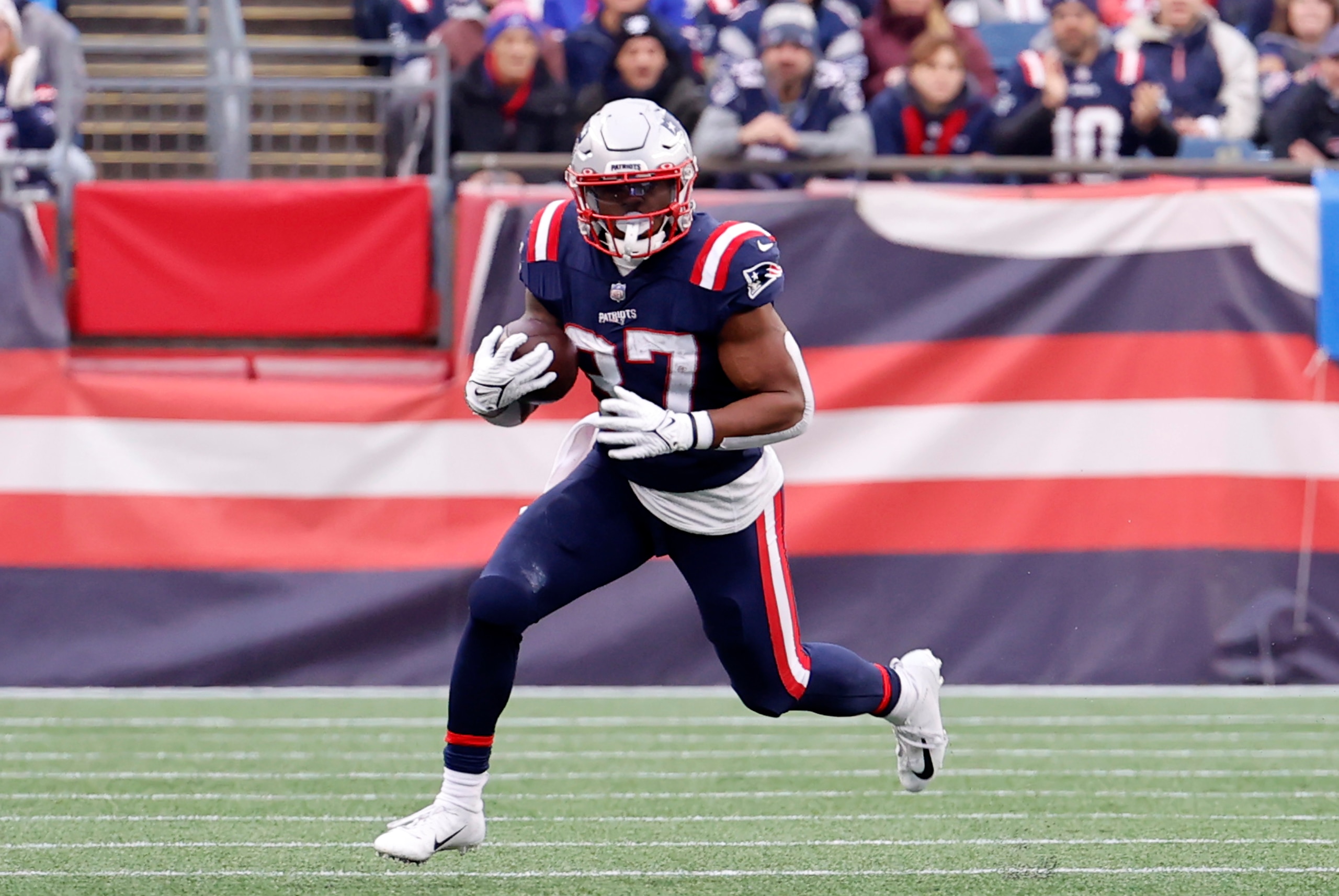 FOXBOROUGH, MA - JANUARY 02: New England Patriots running back Damien Harris (37) carries the ball during a game between the New England Patriots and the Jacksonville Jaguars on January 2, 2022, at Gillette Stadium in Foxborough, Massachusetts. (Photo by Fred Kfoury III/Icon Sportswire via Getty Images) FOXBOROUGH, MA - JANUARY 02: New England Patriots running back Damien Harris (37) carries the ball during a game between the New England Patriots and the Jacksonville Jaguars on January 2, 2022, at Gillette Stadium in Foxborough, Massachusetts. (Photo by Fred Kfoury III/Icon Sportswire via Getty Images)