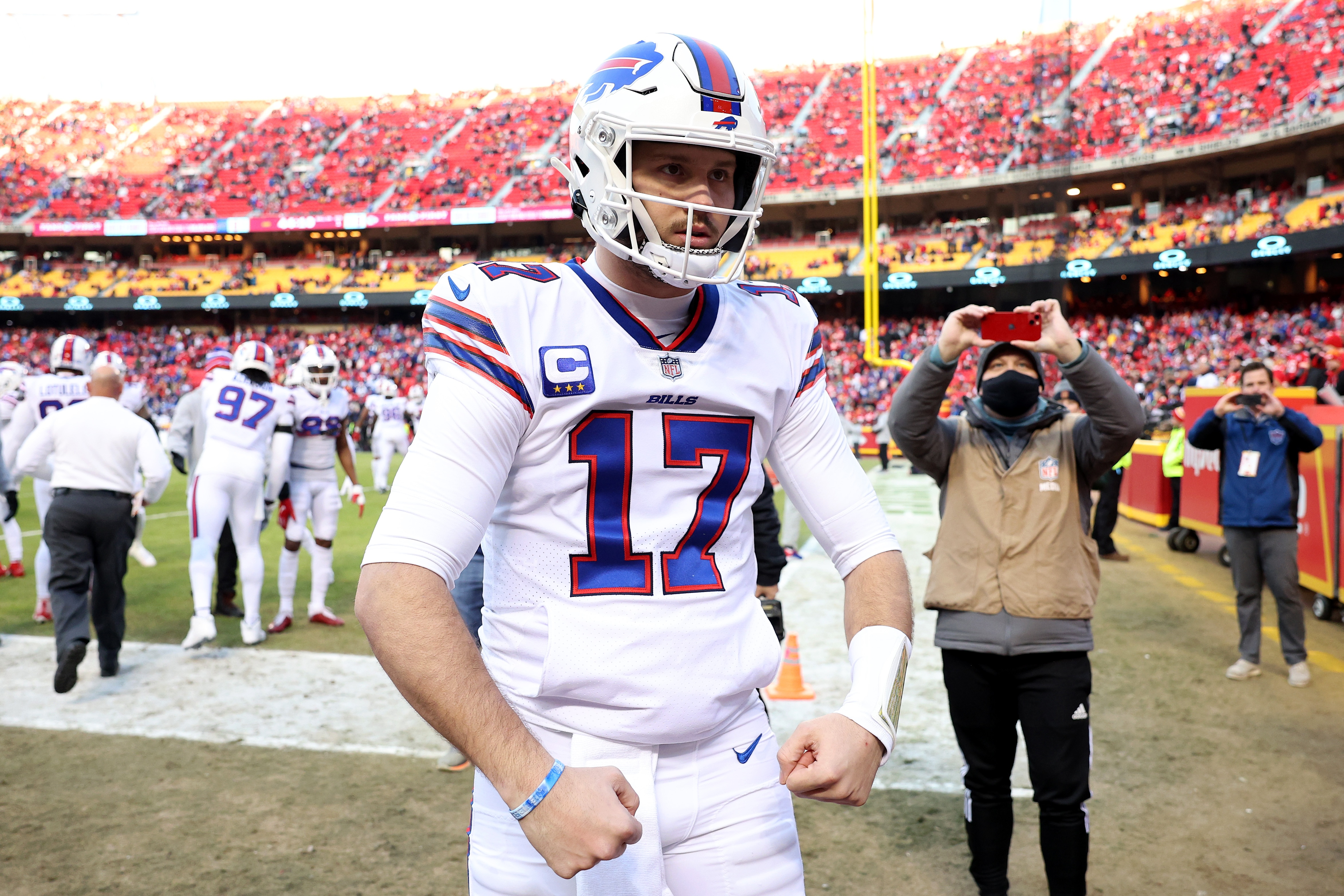 KANSAS CITY, MISSOURI - JANUARY 23: Josh Allen #17 of the Buffalo Bills flexes as his teammates take the field prior to the AFC Divisional Playoff game against the Kansas City Chiefs at Arrowhead Stadium on January 23, 2022 in Kansas City, Missouri. (Photo by Jamie Squire/Getty Images)