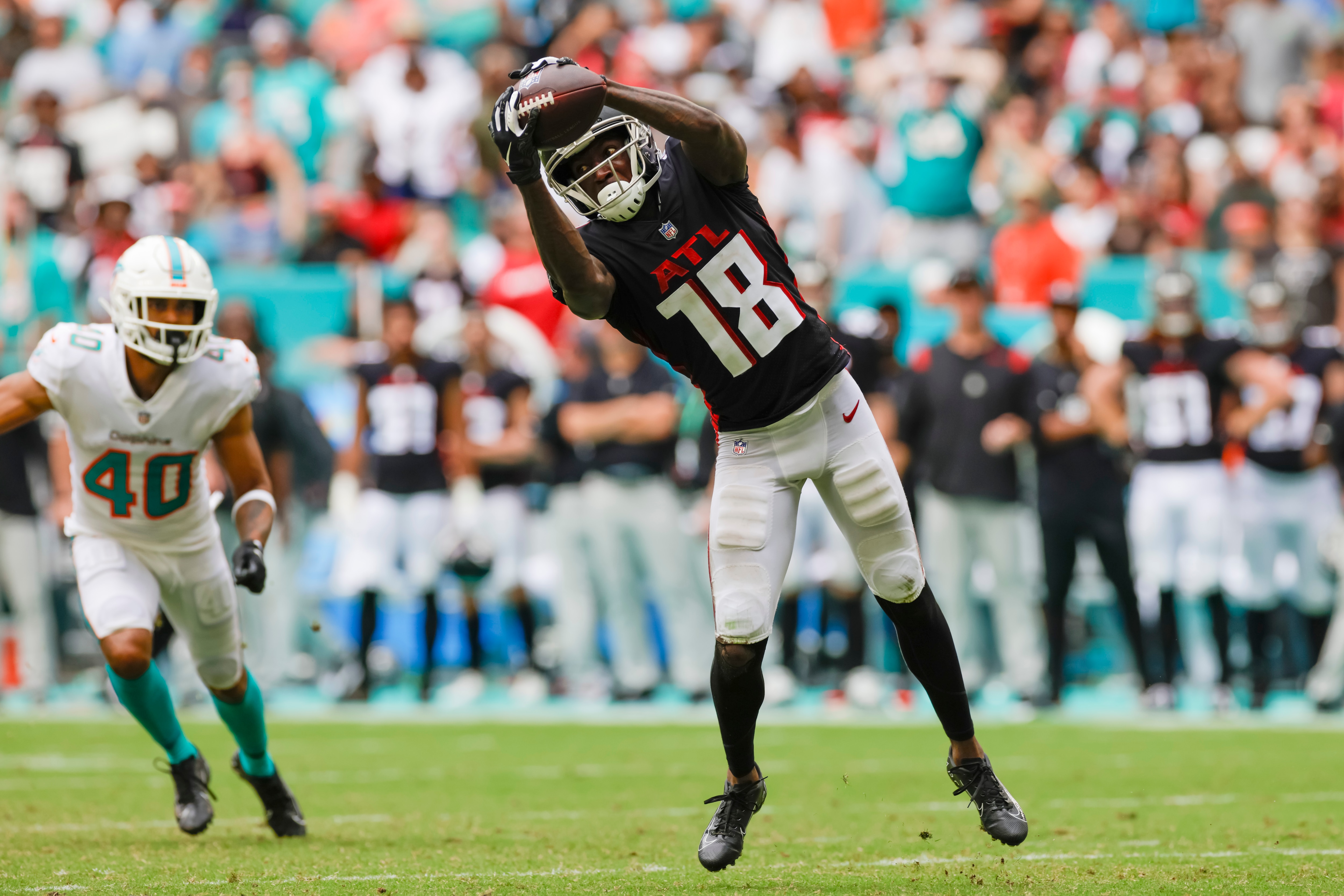 MIAMI GARDENS, FL - OCTOBER 24: Atlanta Falcons wide receiver Calvin Ridley (18) catches a pass during the game between the Atlanta Falcons and the Miami Dolphins on October 24, 2021 at Hard Rock Stadium in Miami Gardens, Fl. (Photo by David Rosenblum/Icon Sportswire via Getty Images)