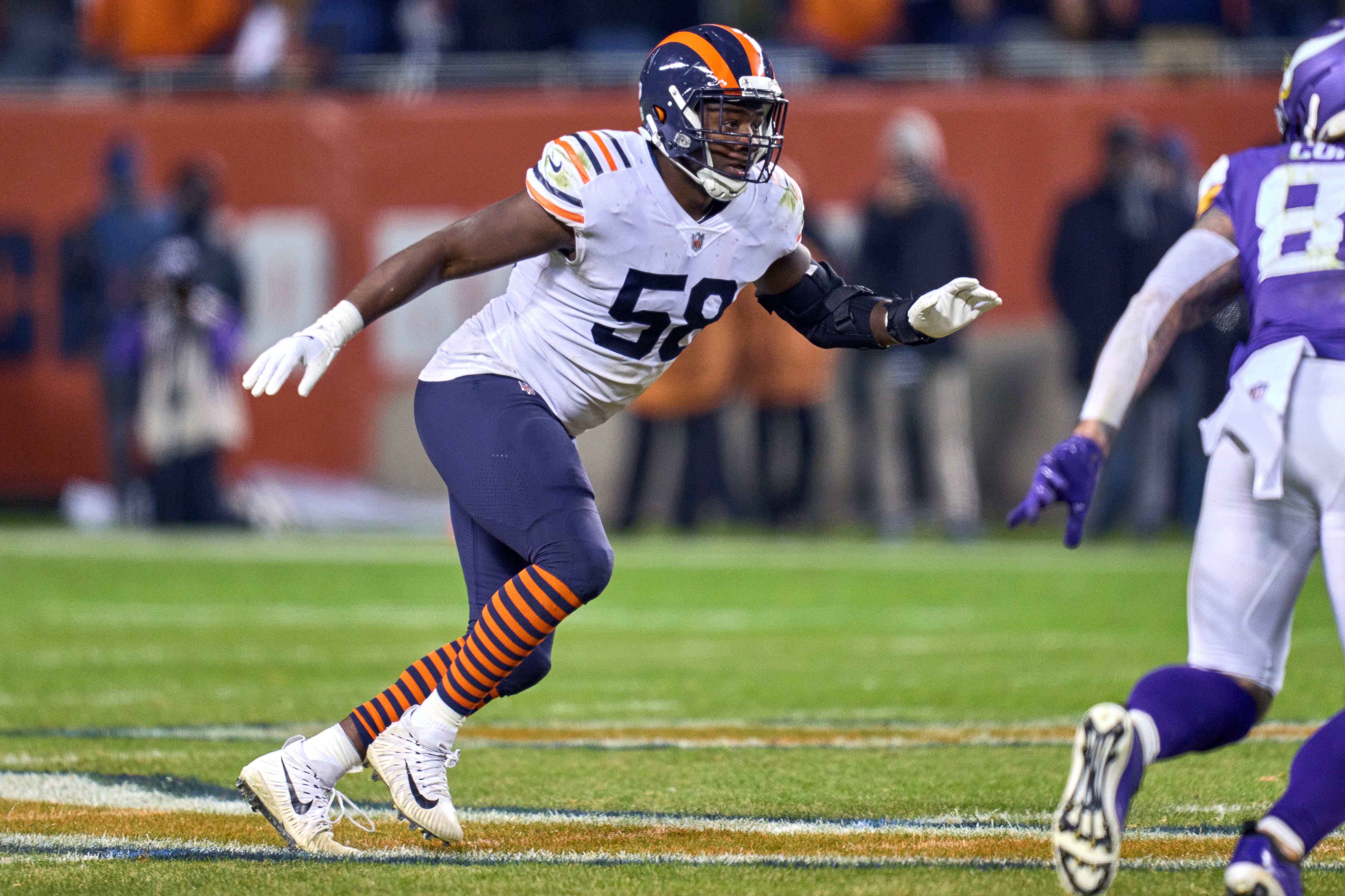 CHICAGO, IL - DECEMBER 20: Chicago Bears inside linebacker Roquan Smith (58) runs in action during a game between the Chicago Bears and the Minnesota Vikings on December 20, 2021, at Soldier Field in Chicago, IL. (Photo by Robin Alam/Icon Sportswire via Getty Images)