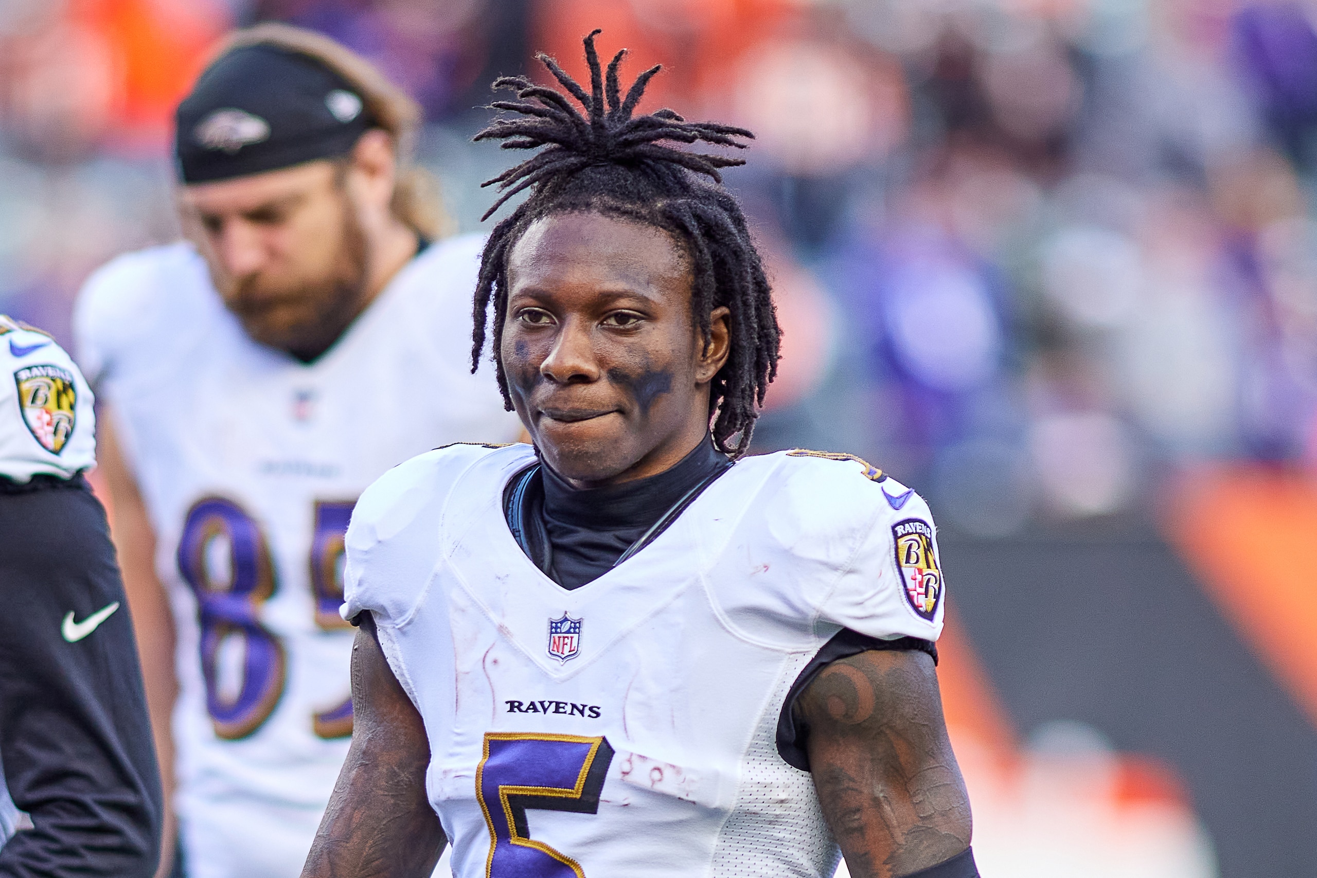 CINCINNATI, OH - DECEMBER 26: Baltimore Ravens wide receiver Marquise Brown (5) looks on during a game between the Cincinnati Bengals and the Baltimore Ravens on December 26, 2021, at Paul Brown Stadium in Cincinnati, OH. (Photo by Robin Alam/Icon Sportswire via Getty Images) CINCINNATI, OH - DECEMBER 26: Baltimore Ravens wide receiver Marquise Brown (5) looks on during a game between the Cincinnati Bengals and the Baltimore Ravens on December 26, 2021, at Paul Brown Stadium in Cincinnati, OH. (Photo by Robin Alam/Icon Sportswire via Getty Images)