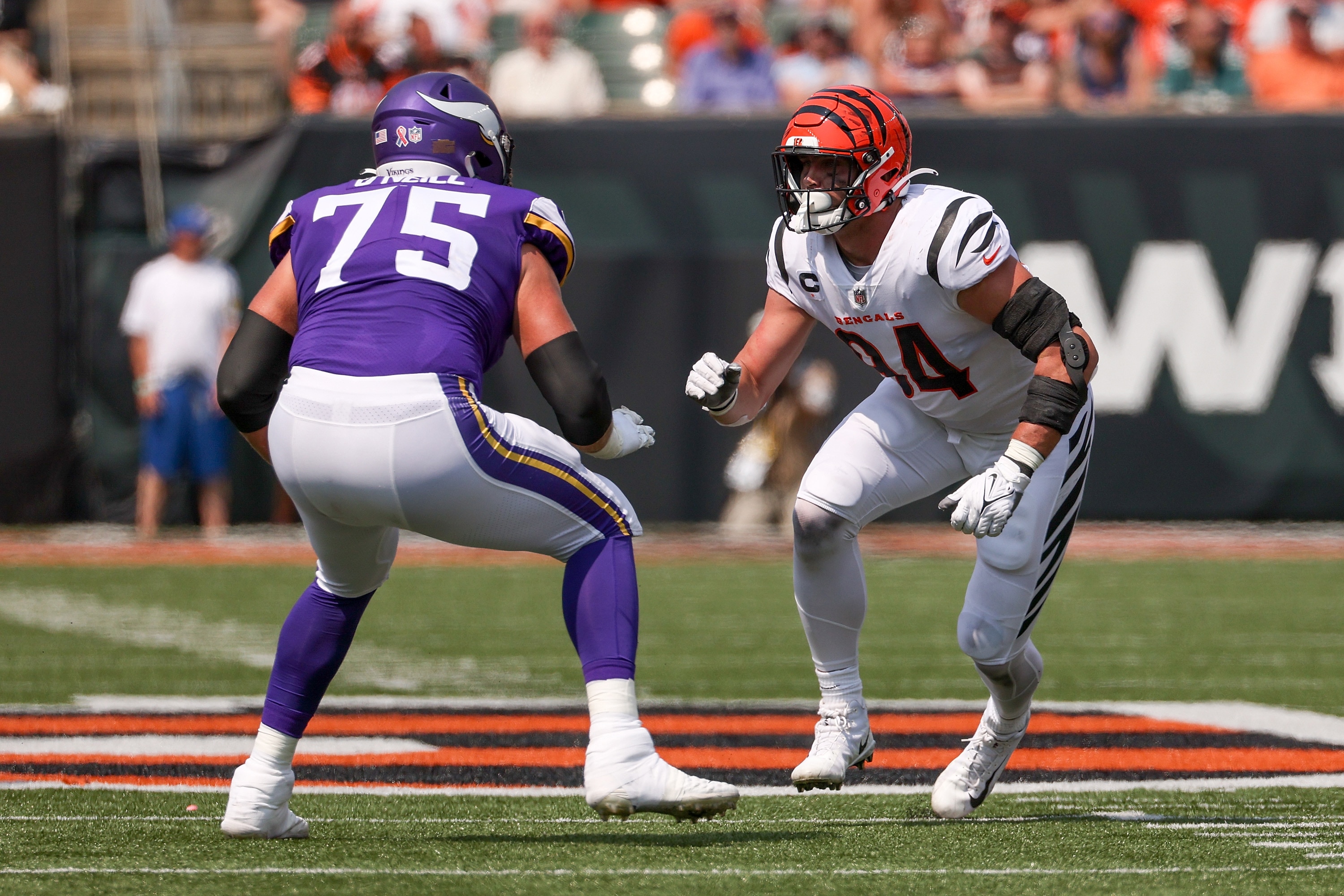 CINCINNATI, OHIO - SEPTEMBER 12: Brian O'Neill #75 of the Minnesota Vikings guards against Sam Hubbard #94 of the Cincinnati Bengals in the second quarter at Paul Brown Stadium on September 12, 2021 in Cincinnati, Ohio. (Photo by Dylan Buell/Getty Images)