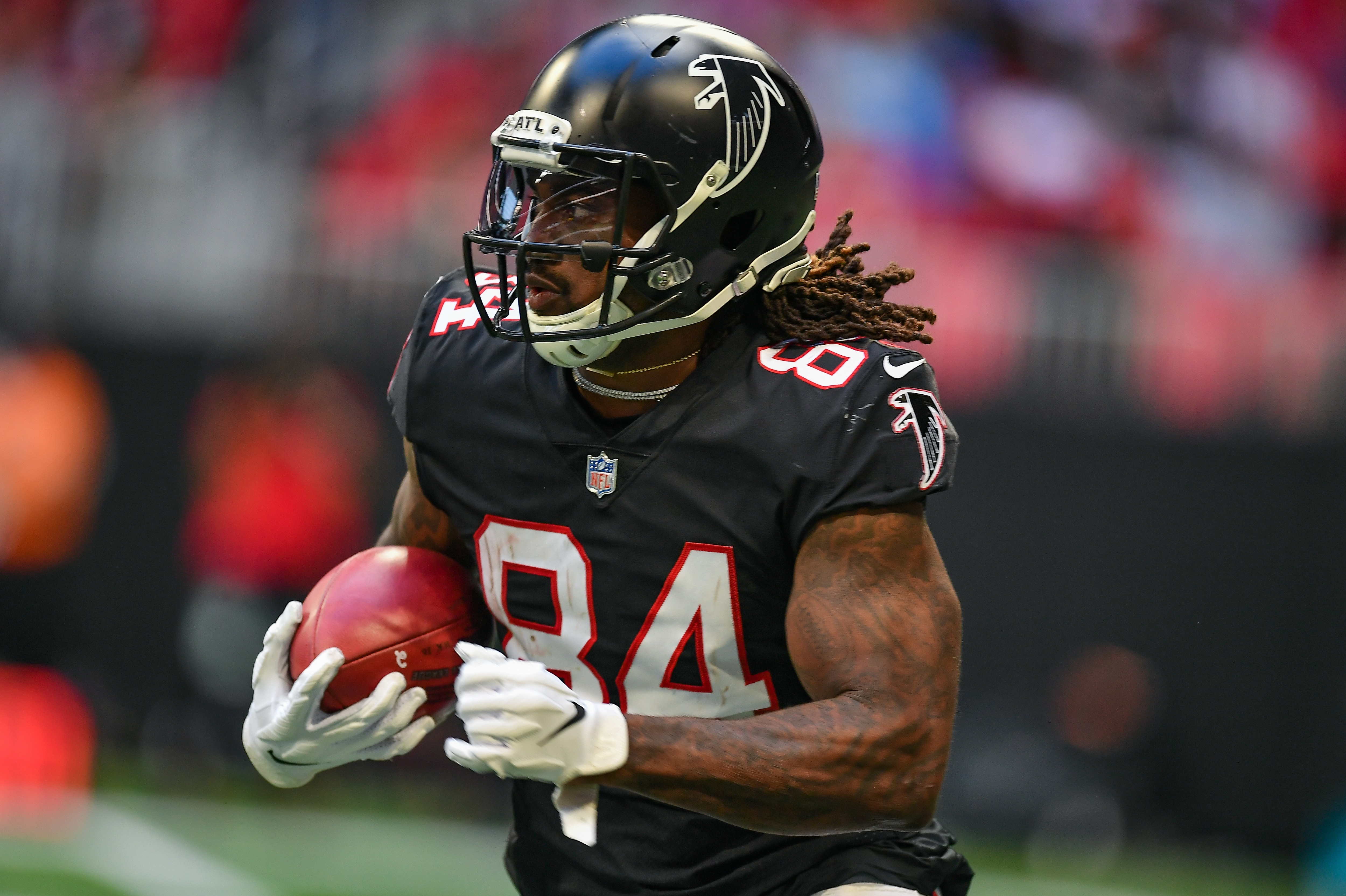 ATLANTA, GA  DECEMBER 26:  Atlanta running back Cordarrelle Patterson (84) returns a kick-off during the NFL game between the Detroit Lions and the Atlanta Falcons on December 26th, 2021 at Mercedes-Benz Stadium in Atlanta, GA.  (Photo by Rich von Biberstein/Icon Sportswire via Getty Images)